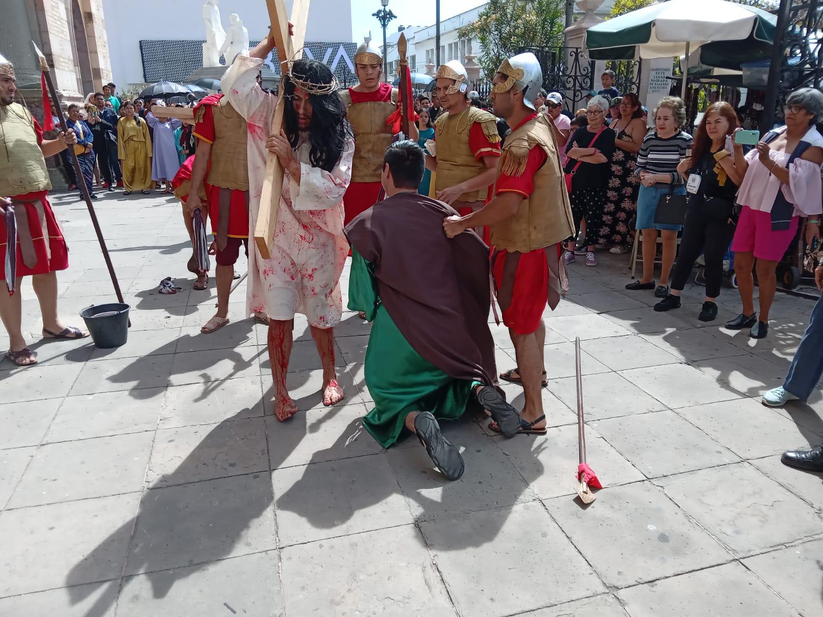 $!Realizan Viacrucis en el Atrio de la Catedral de Mazatlán