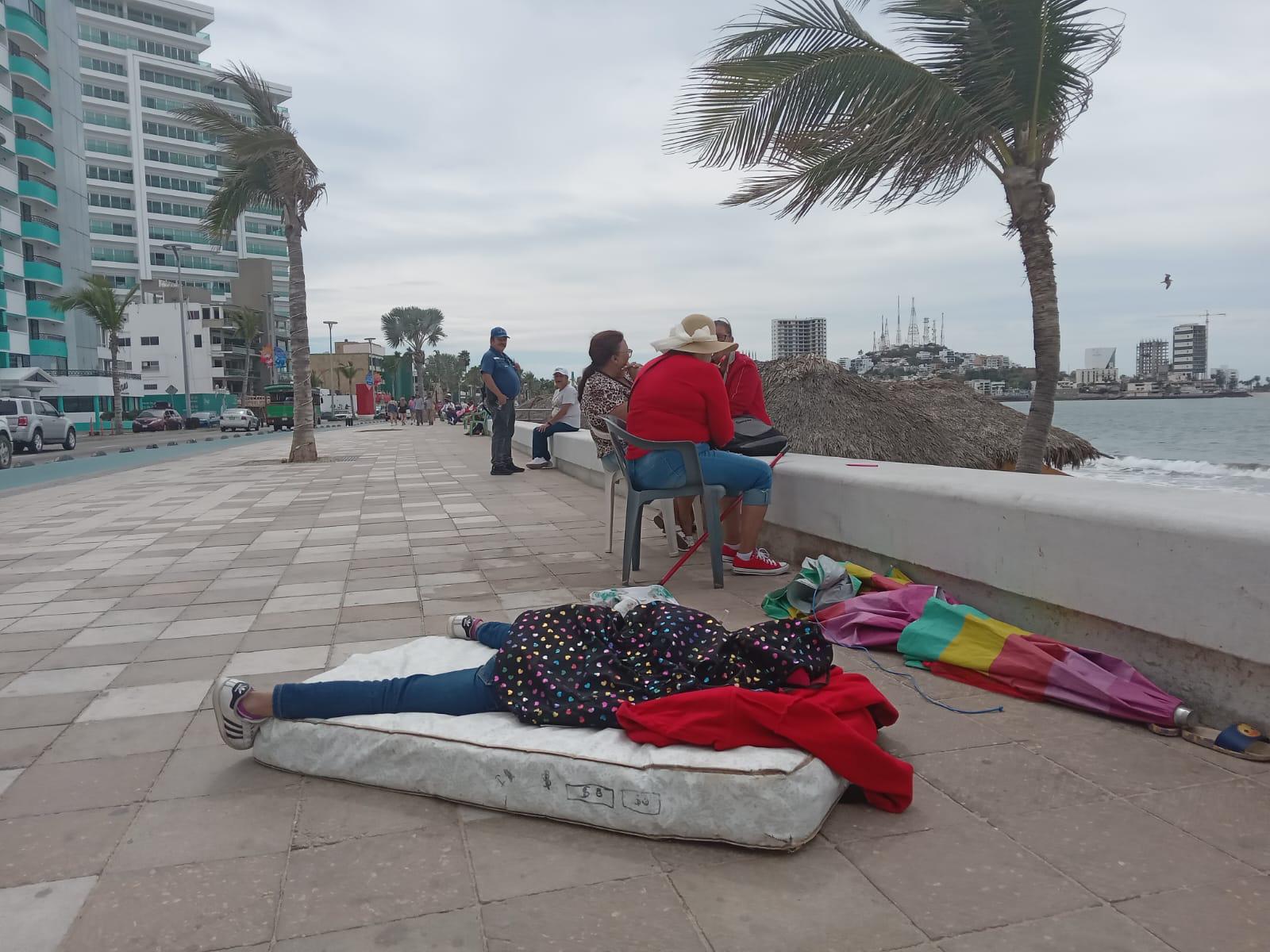 $!Renta de sillas en Carnaval de Mazatlán, el negocio disfrazado de convivencia familiar