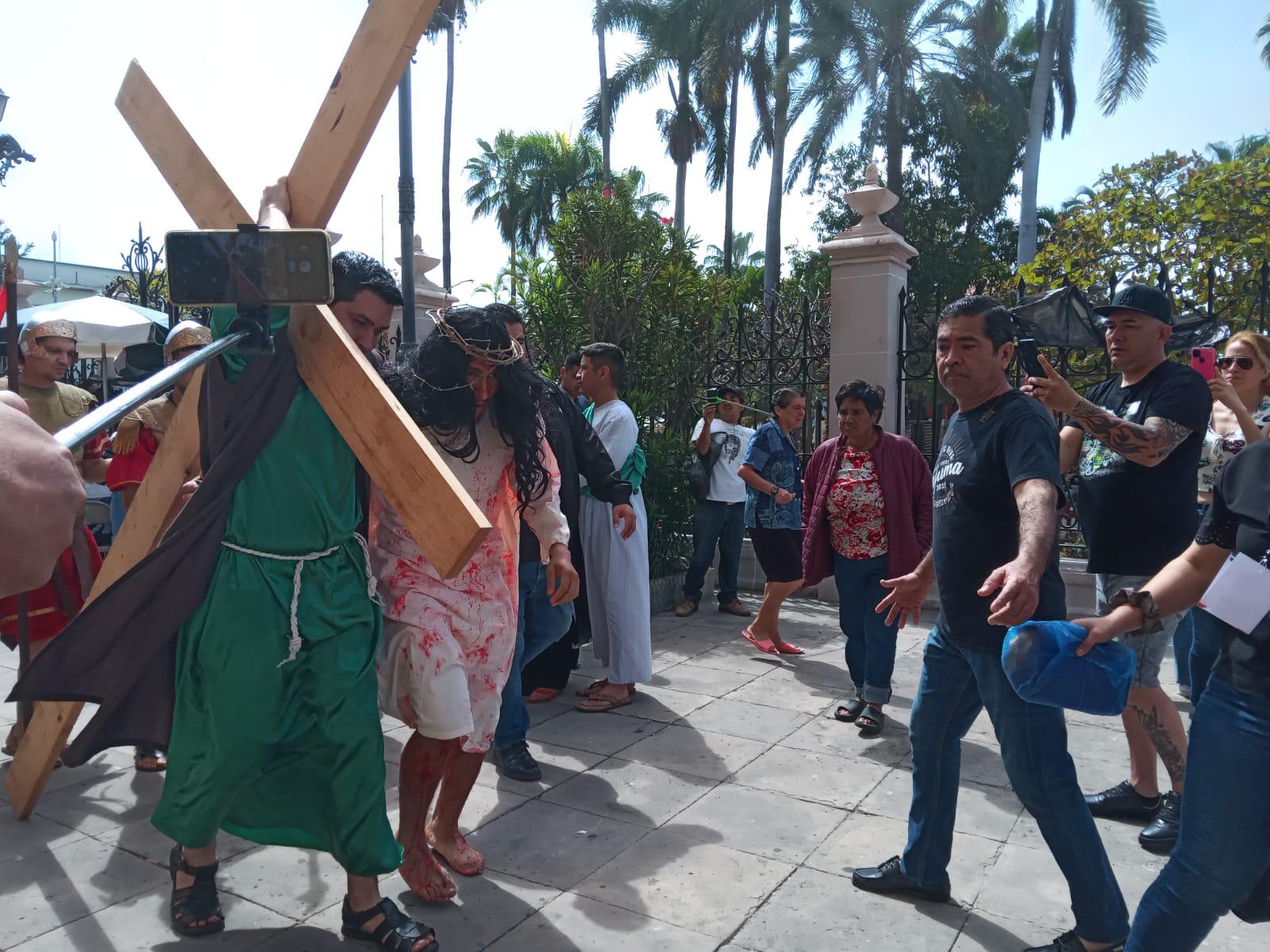 $!Realizan Viacrucis en el Atrio de la Catedral de Mazatlán