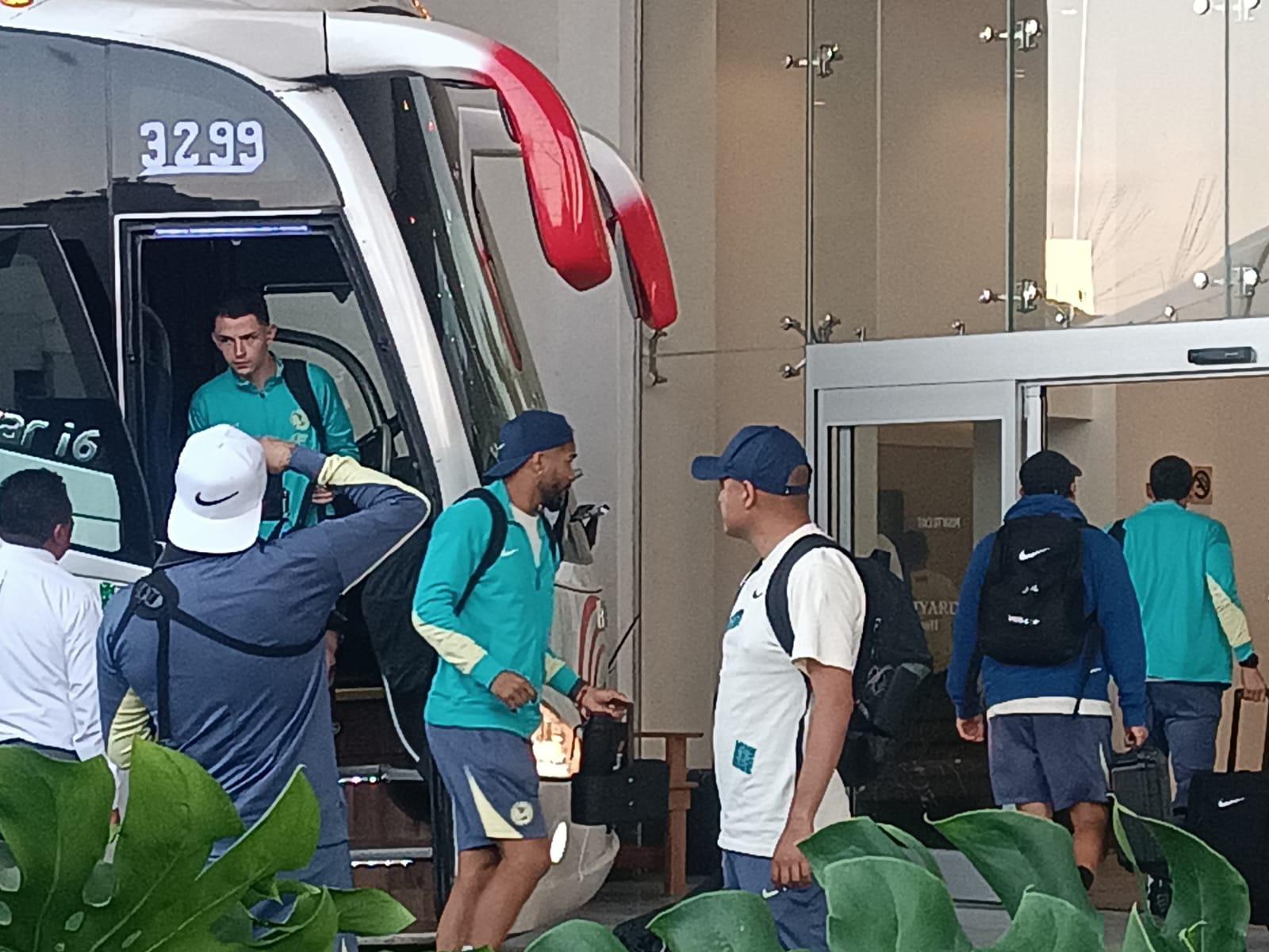 $!Entre escoltas de Guardia Nacional, el Club América arriba a Mazatlán