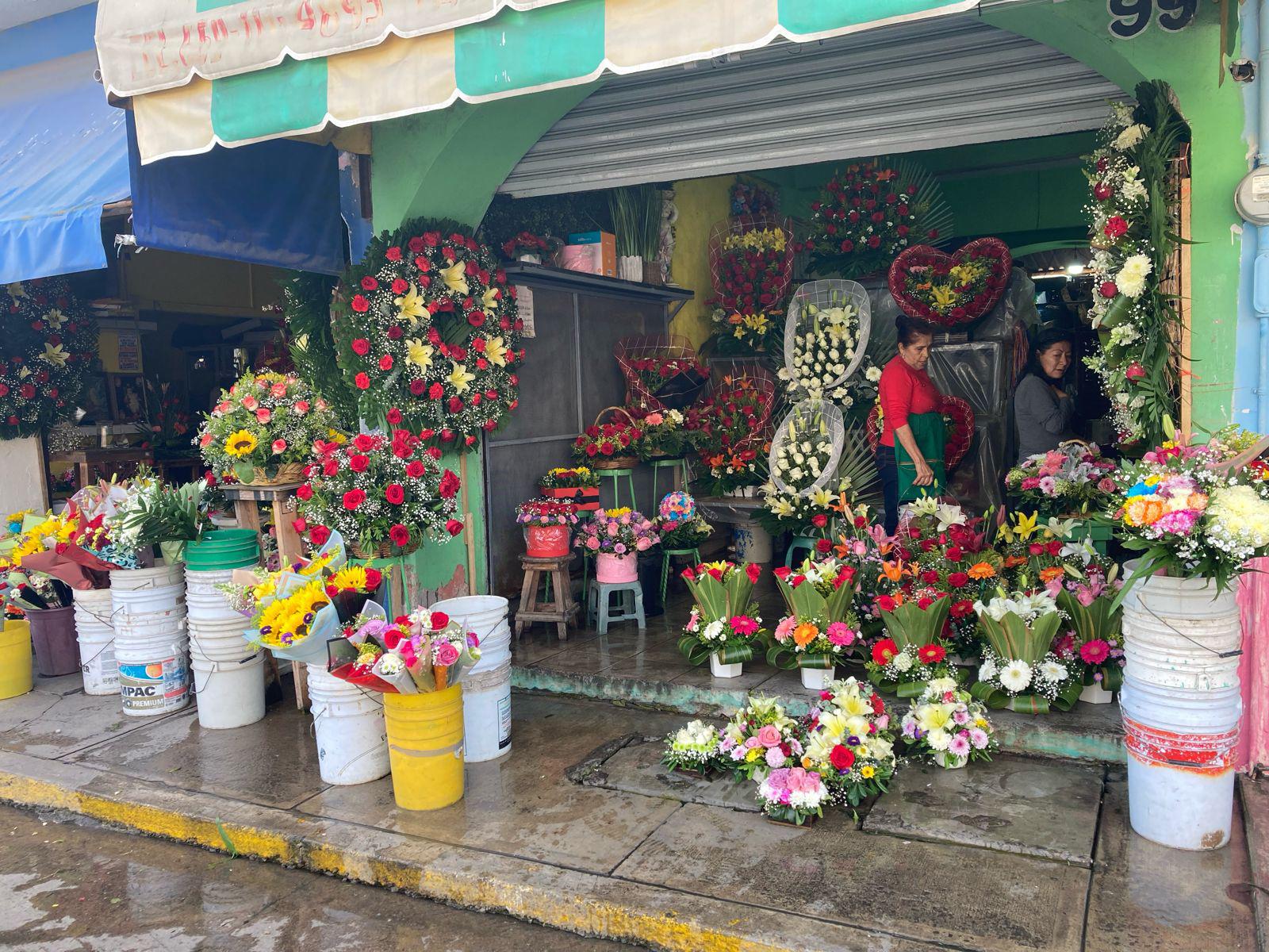 $!Floristas de Mazatlán están listos para vender arreglos este 14 de febrero