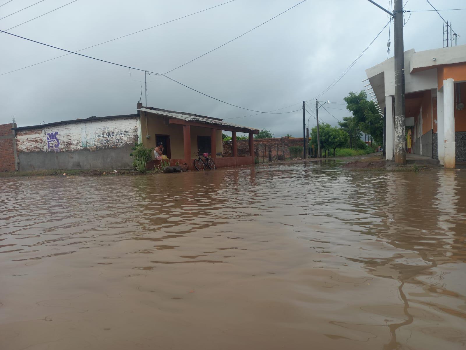 $!Habitantes de La Concha, en Escuinapa, despiertan rodeados de agua por huracán