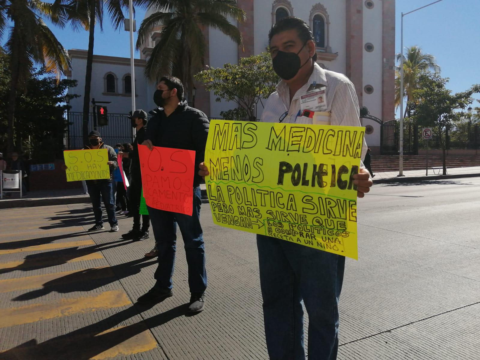 $!Padres de menores internados en el Pediátrico protestan por falta de medicamentos; cierran la Obregón en Culiacán