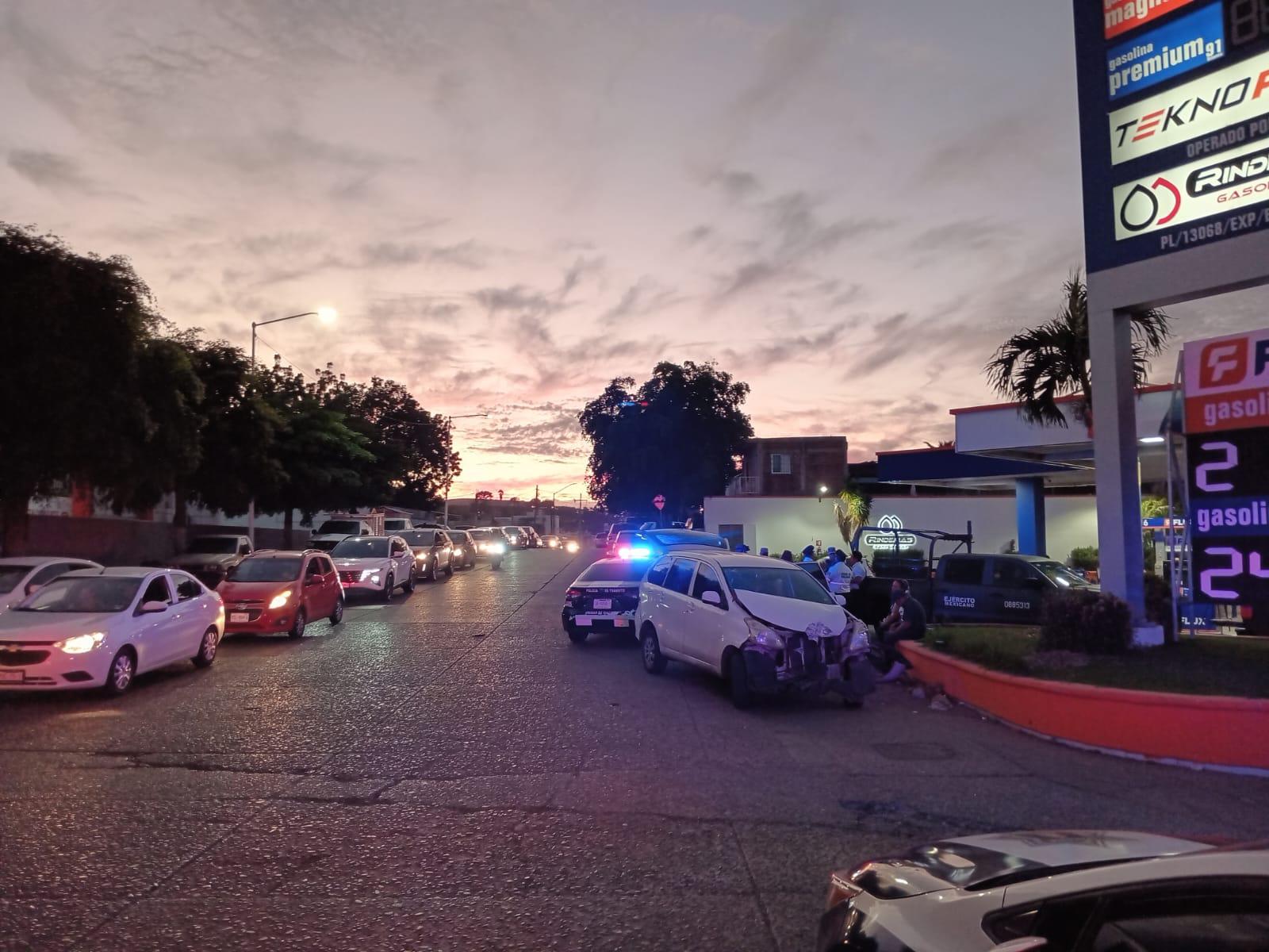 $!Chocan camioneta del Ejército con vehículo en Culiacán