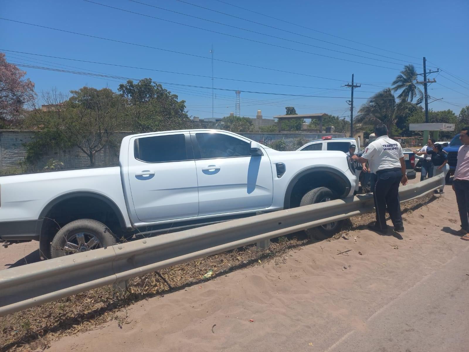 $!Se estampa camioneta contra valla metálica en la Isla del Bosque, Escuinapa