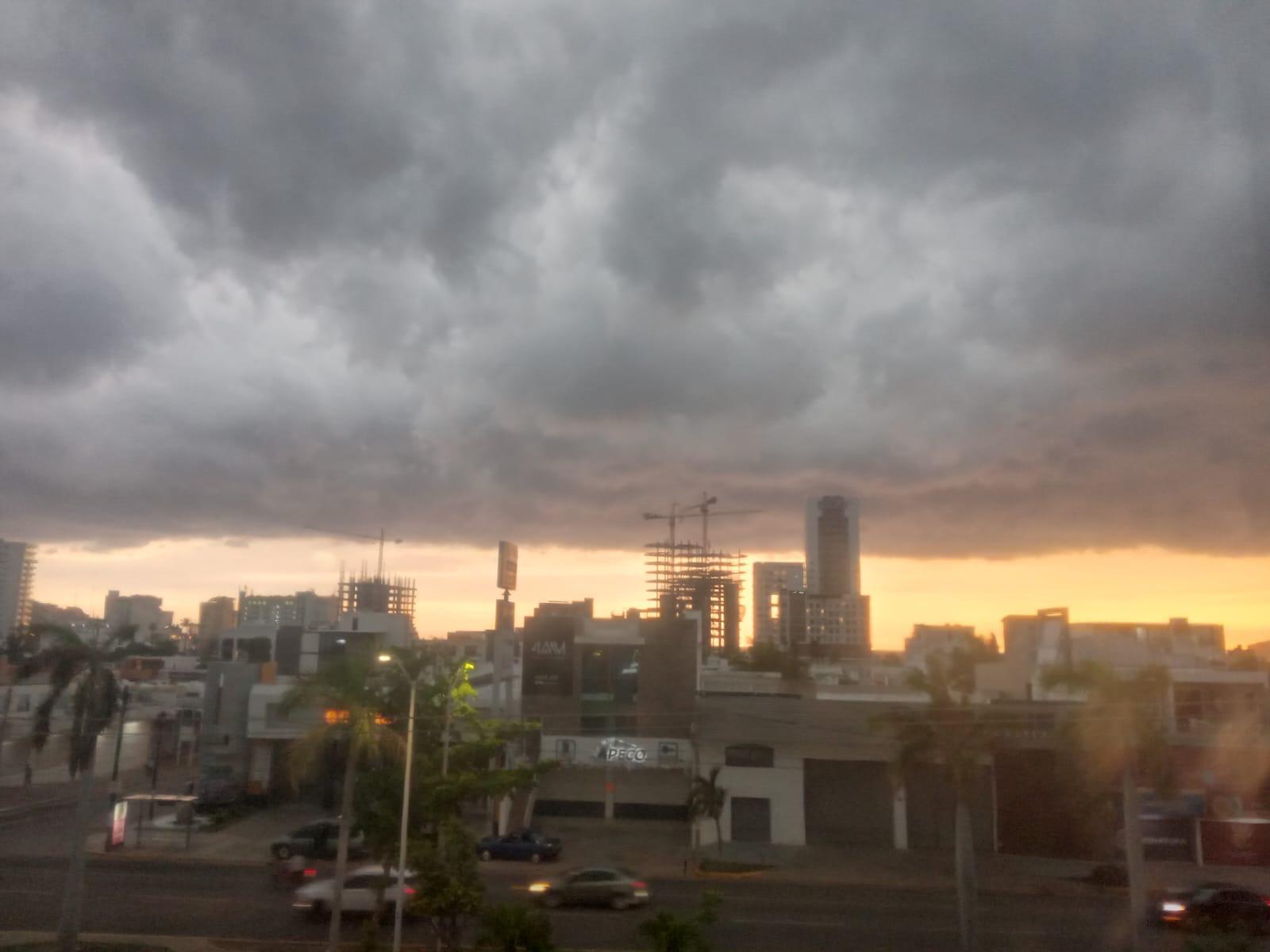 $!Azotan a Mazatlán fuertes lluvias y tormenta eléctrica la tarde de este sábado