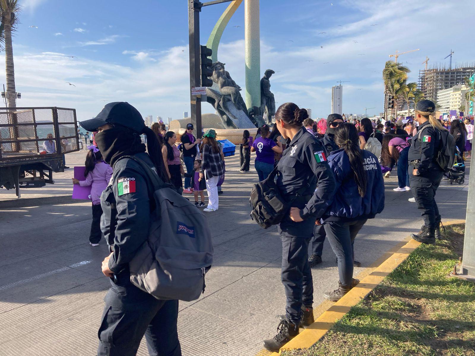 $!‘Mujer escucha, esta es tu lucha’; inicia la Marcha 8M por el malecón de Mazatlán