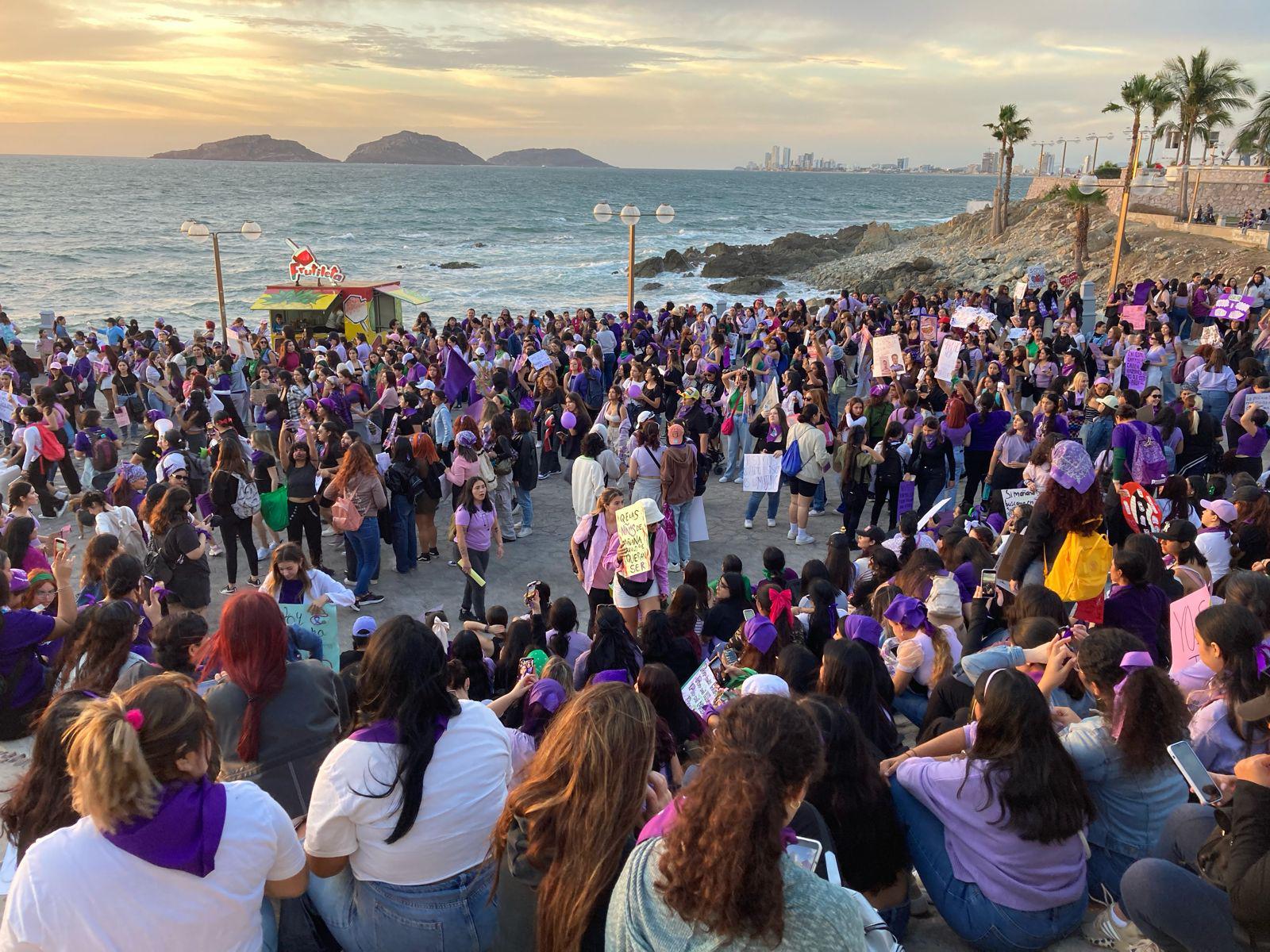 $!Mujeres en Mazatlán ‘encienden el fuego de sus voces’ en la Marcha del 8M