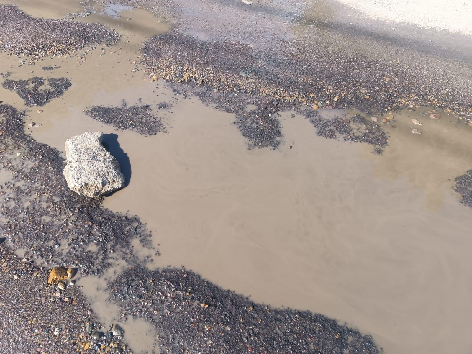 $!Vecinos de Villas del Estero padecen malos olores por drenaje desbordado