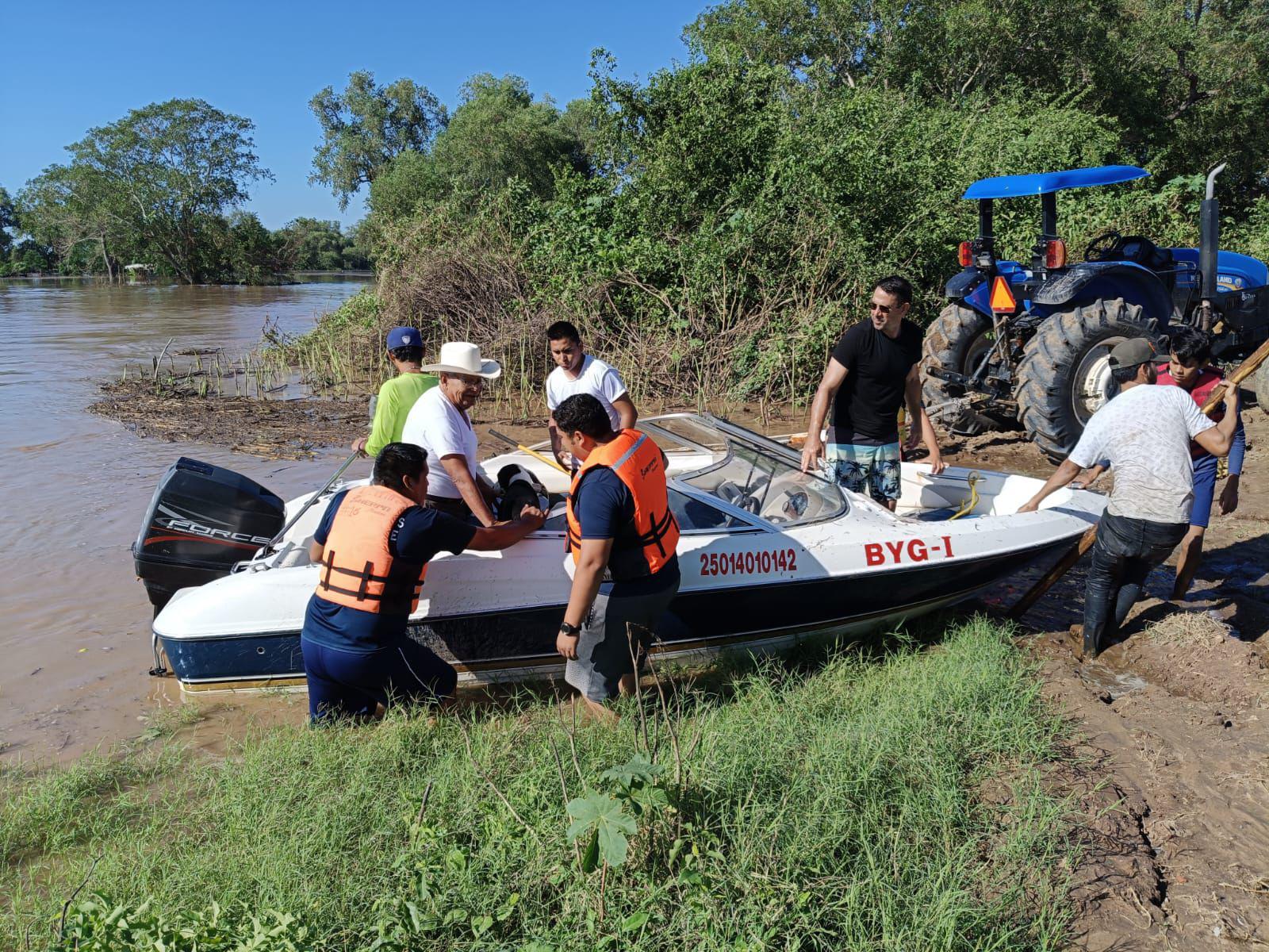 $!Evacuan a más de 100 personas en Guasave por desbordamiento del río Sinaloa