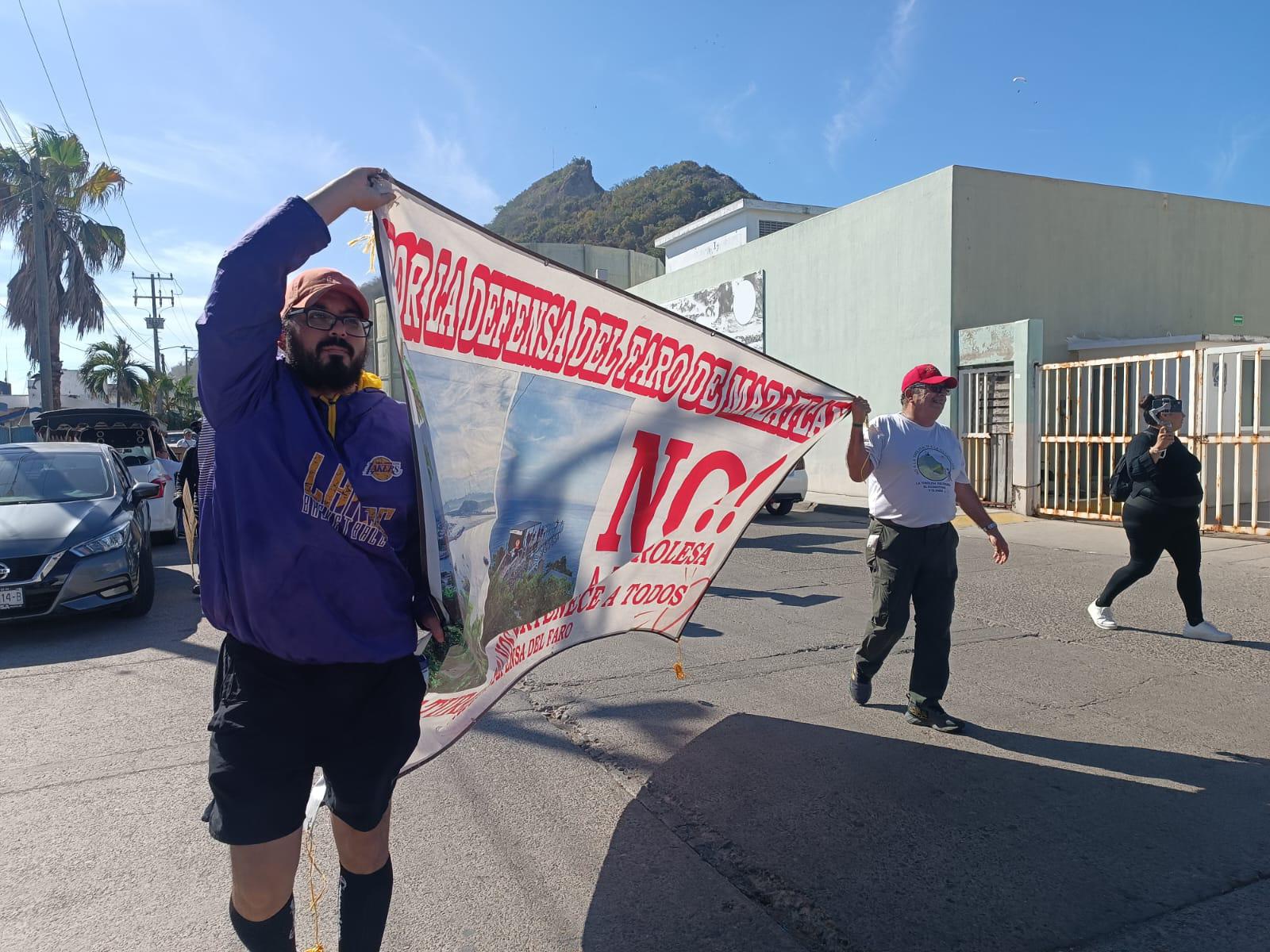 $!Colectivo en Defensa del Faro se manifiesta en celebración de apertura de la Tirolesa