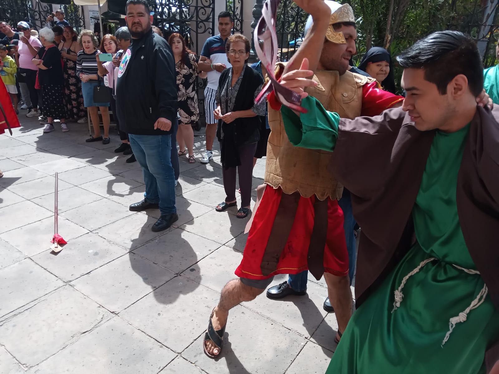 $!Realizan Viacrucis en el Atrio de la Catedral de Mazatlán