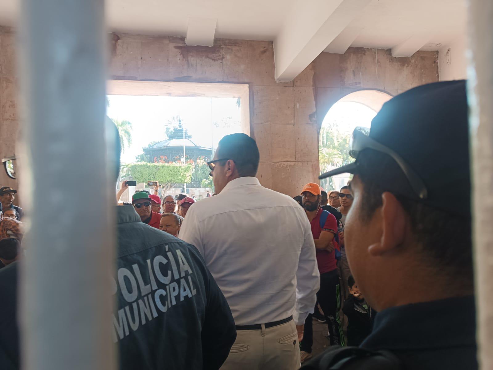 $!Llegan desplazados a Palacio Municipal de Mazatlán y les cierran las puertas