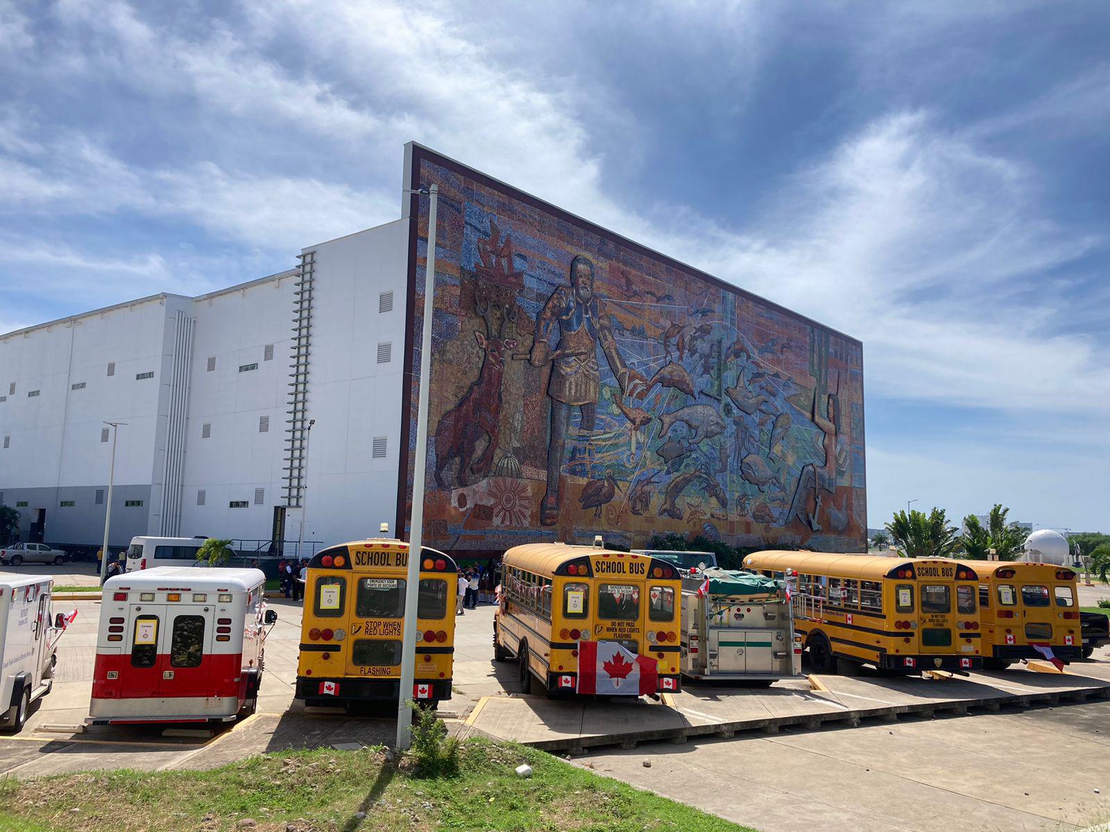 $!Entregan rotarios canadienses siete unidades y equipo táctico en Mazatlán