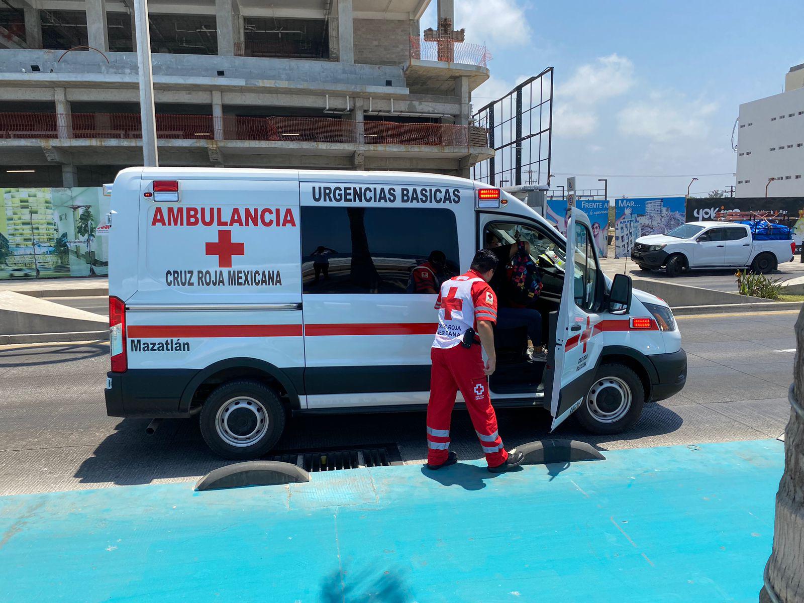 $!En Mazatlán, ponen a salvo a 4 menores y un adulto con dificultad para salir del mar