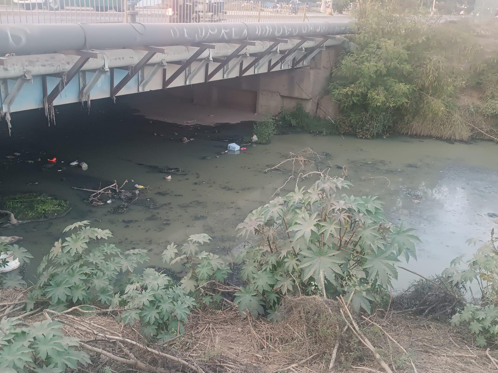 $!Infestado de drenaje y con mal olor luce el arroyo Jabalines de Mazatlán