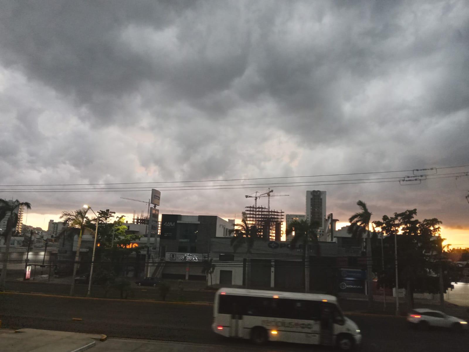 $!Azotan a Mazatlán fuertes lluvias y tormenta eléctrica la tarde de este sábado