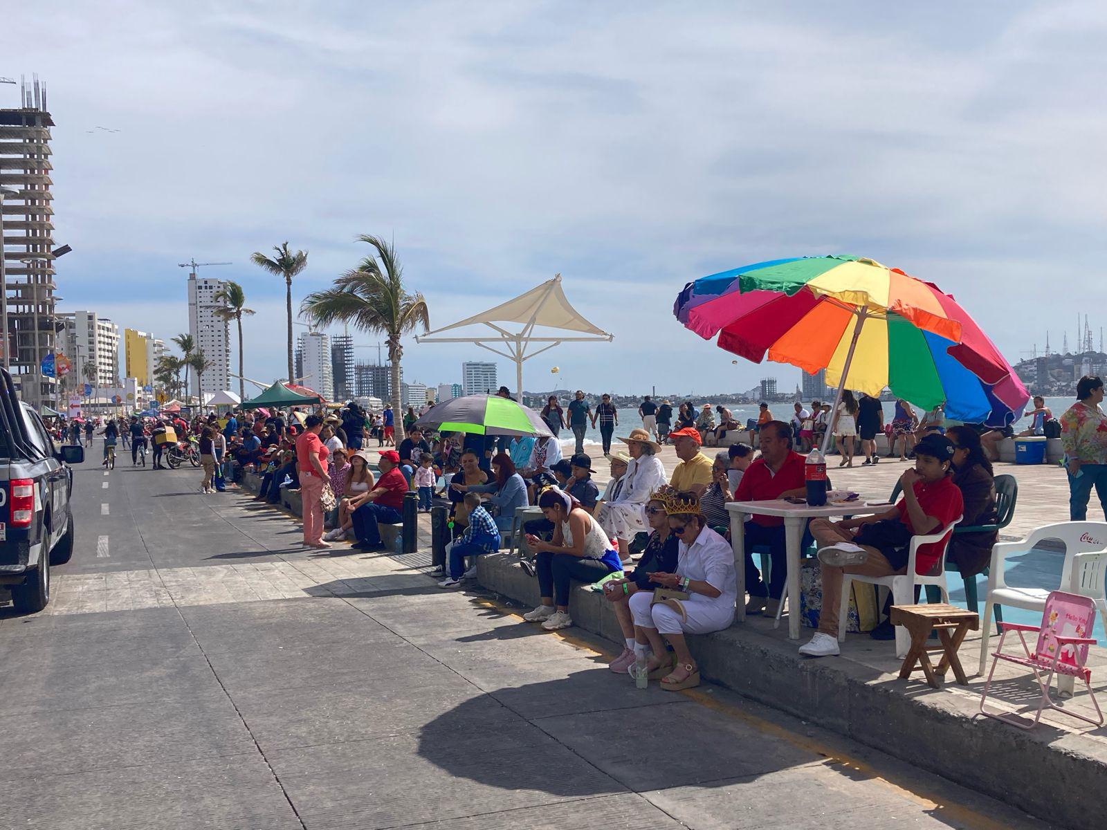 $!Inicia a las 16:00 horas el segundo desfile de Carnaval; ya esperan miles de personas en el malecón