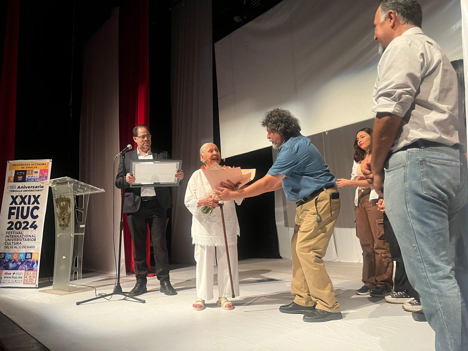 $!La artista de la vieja guardia del Tatuas que trabajó de manera cercana con Óscar Liera, recibió un ramo de flores y un reconocimiento.