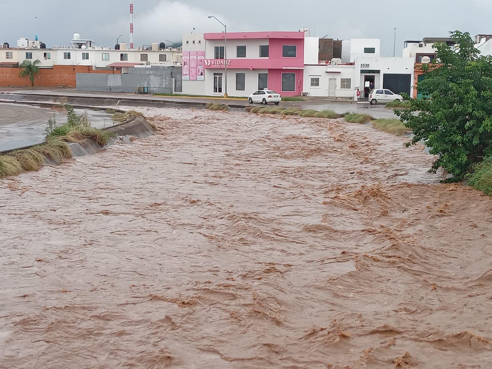 $!Se desborda el arroyo del Seminario en Real Pacífico en Mazatlán