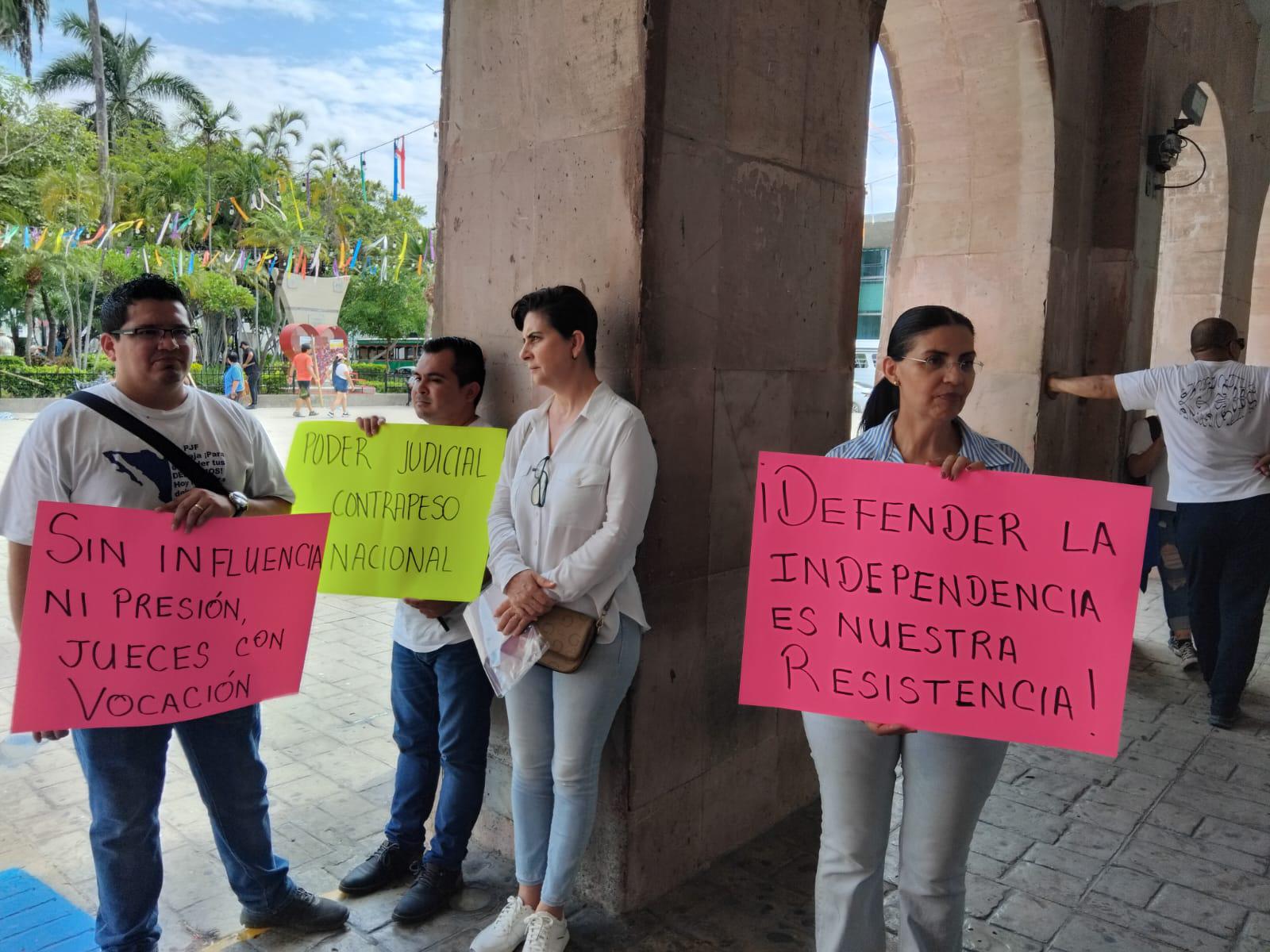 $!Juzgado de Distrito en Materia Mercantil en Mazatlán se manifiesta contra Reforma Judicial frente a Palacio