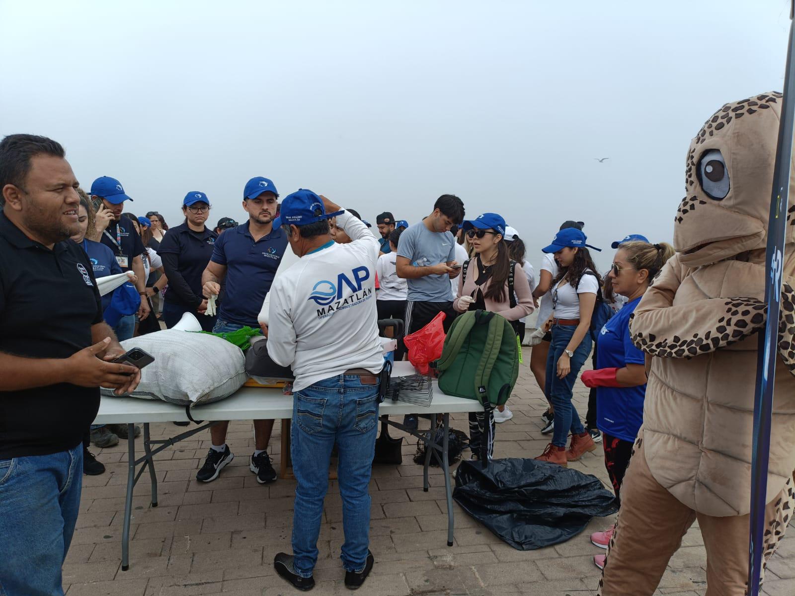 $!Sacan de las playas casi una tonelada de basura; evitan que colillas de cigarros contaminen