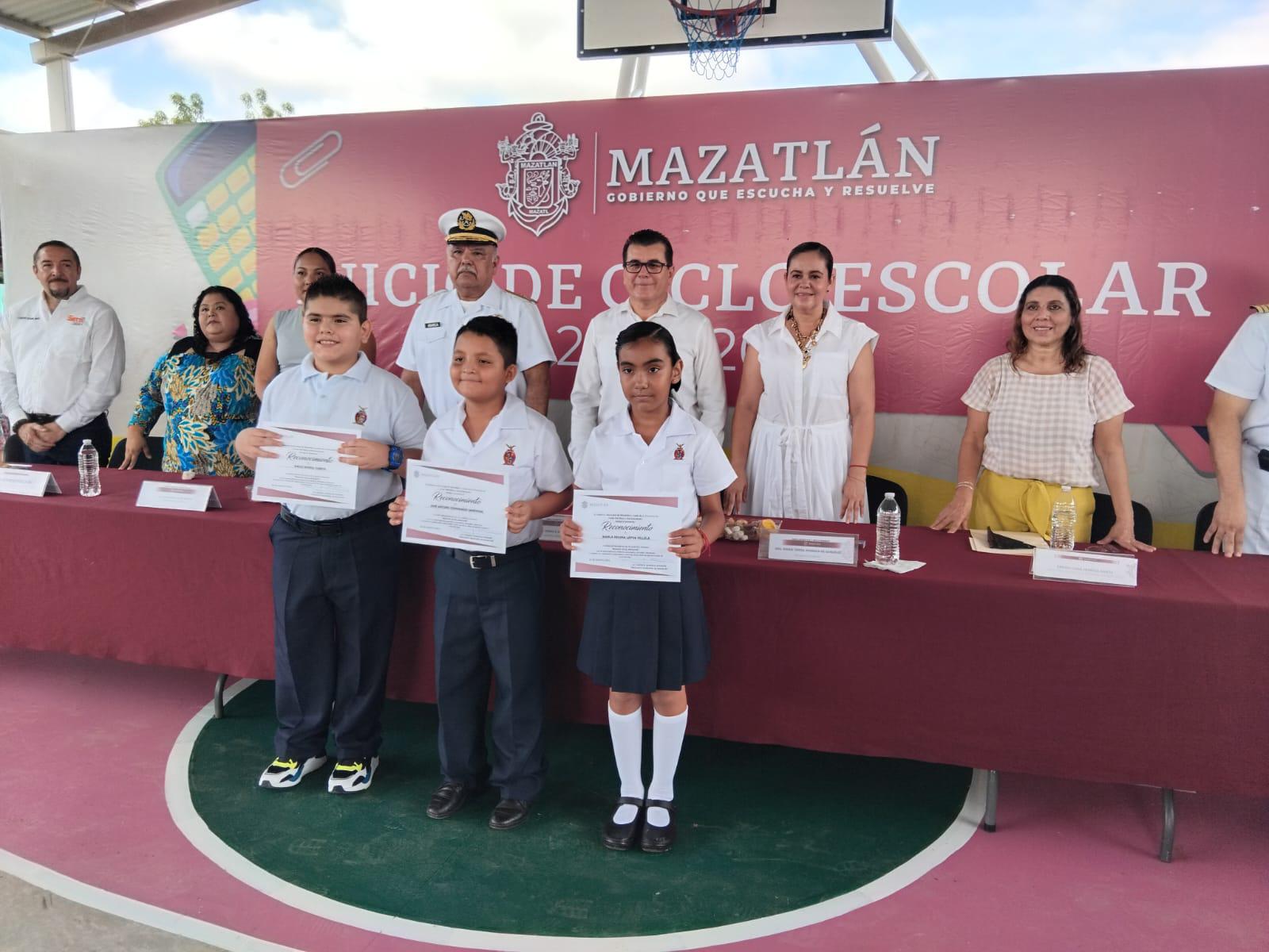 $!Arranca en Mazatlán el ciclo escolar con Lunes Cívico en la Primaria Renato Vega Amador