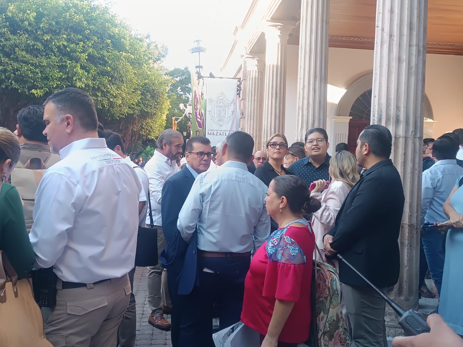 $!Cientos de personas ingresan al Teatro Ángela Peralta para la Toma de protesta de Estrella Palacios