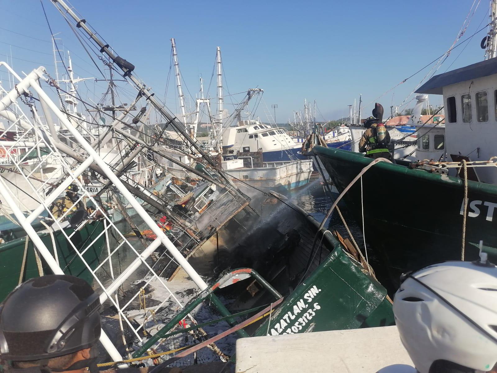 $!Explosión de tanque ocasiona incendio y hundimiento de un barco camaronero