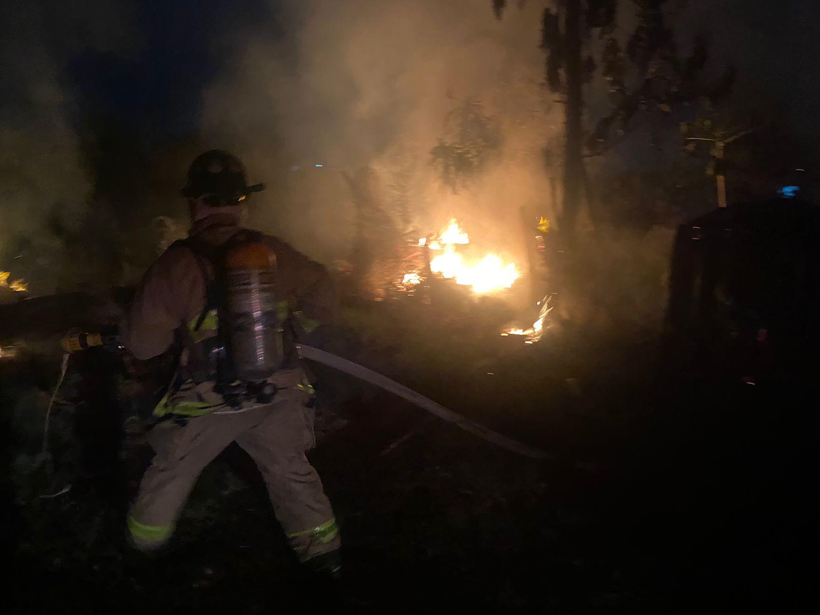 $!Consume fuego dos casas en invasión Bugambilias en Mazatlán; DIF estatal y Alcadesa brindan apoyan a afectados