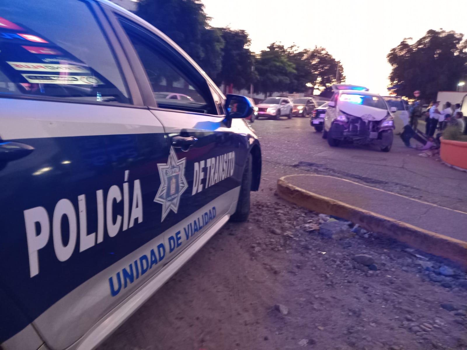 $!Chocan camioneta del Ejército con vehículo en Culiacán