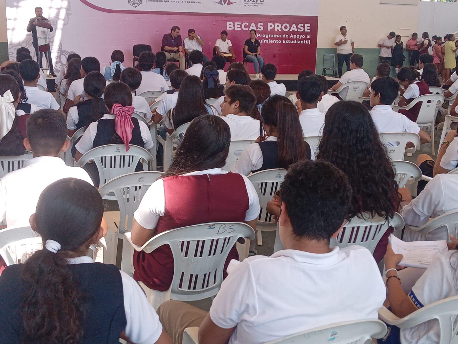 $!Entregan becas del Programa de Apoyo al Seguimiento Estudiantil, en Mazatlán