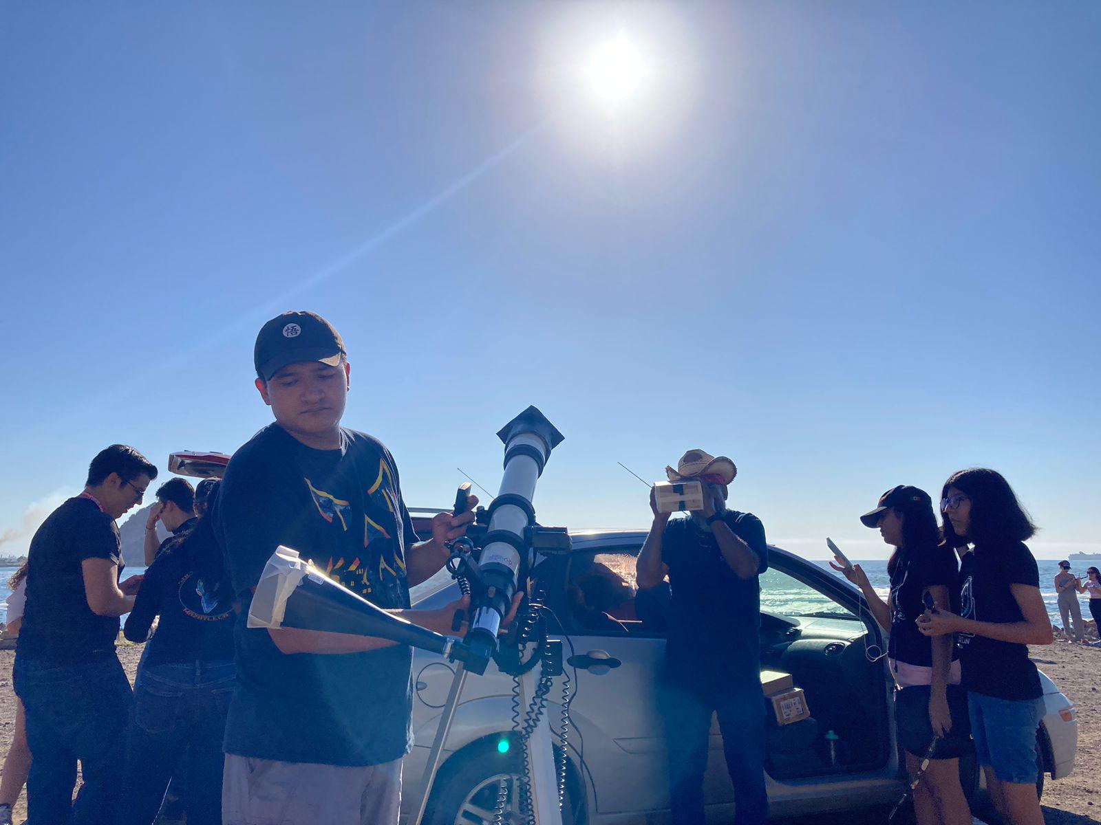 $!Esperan el eclipse solar anular desde las escolleras de Mazatlán