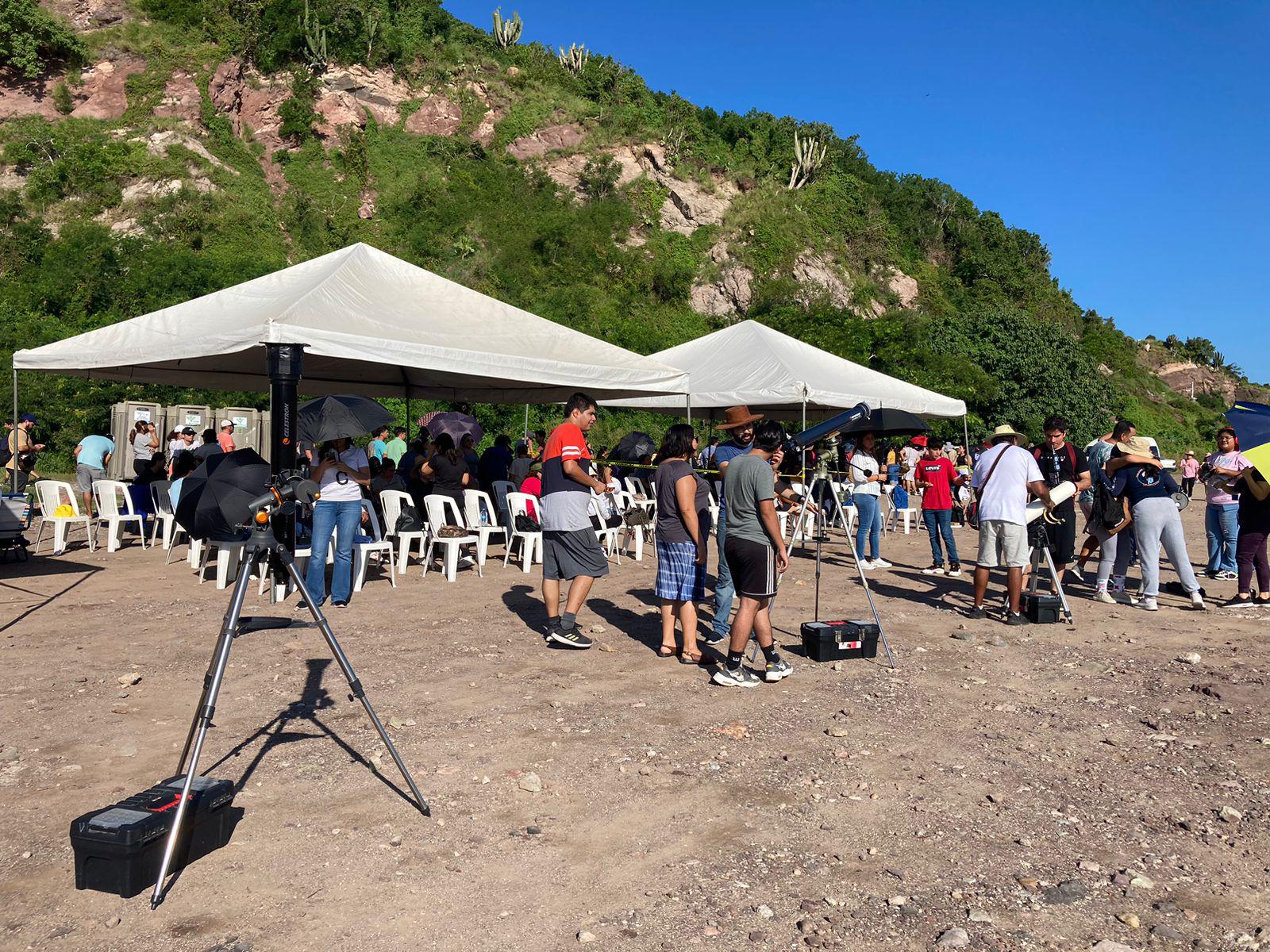 $!Esperan el eclipse solar anular desde las escolleras de Mazatlán