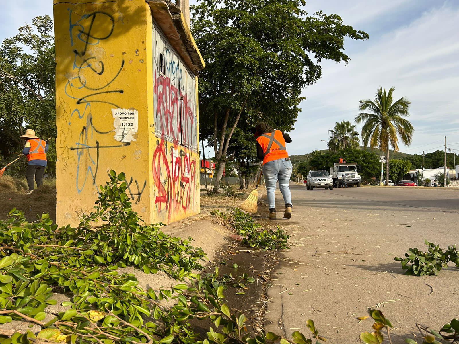 $!Le llueven al Alcalde de Mazatlán reclamos de atención también en Santa Fe