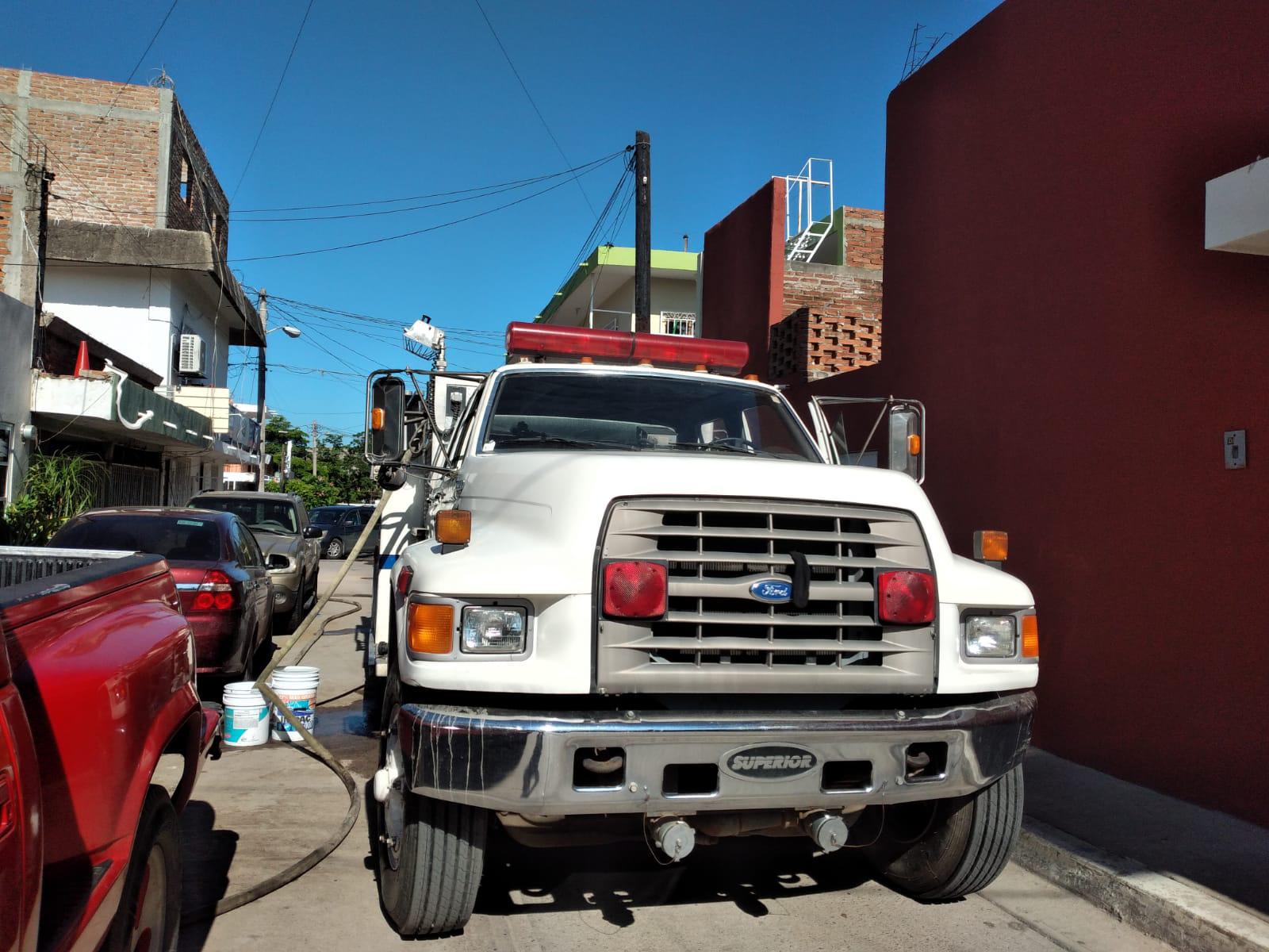 $!Mazatlán no tiene agua, pero al jefe de Bomberos Veteranos los socorristas se la llevan hasta su casa