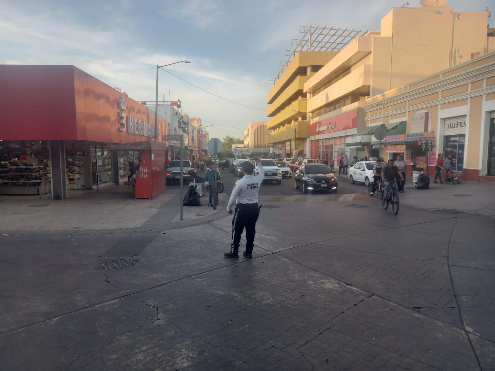 $!Por cierre de vialidades, aumenta caos vial en el Centro de Culiacán