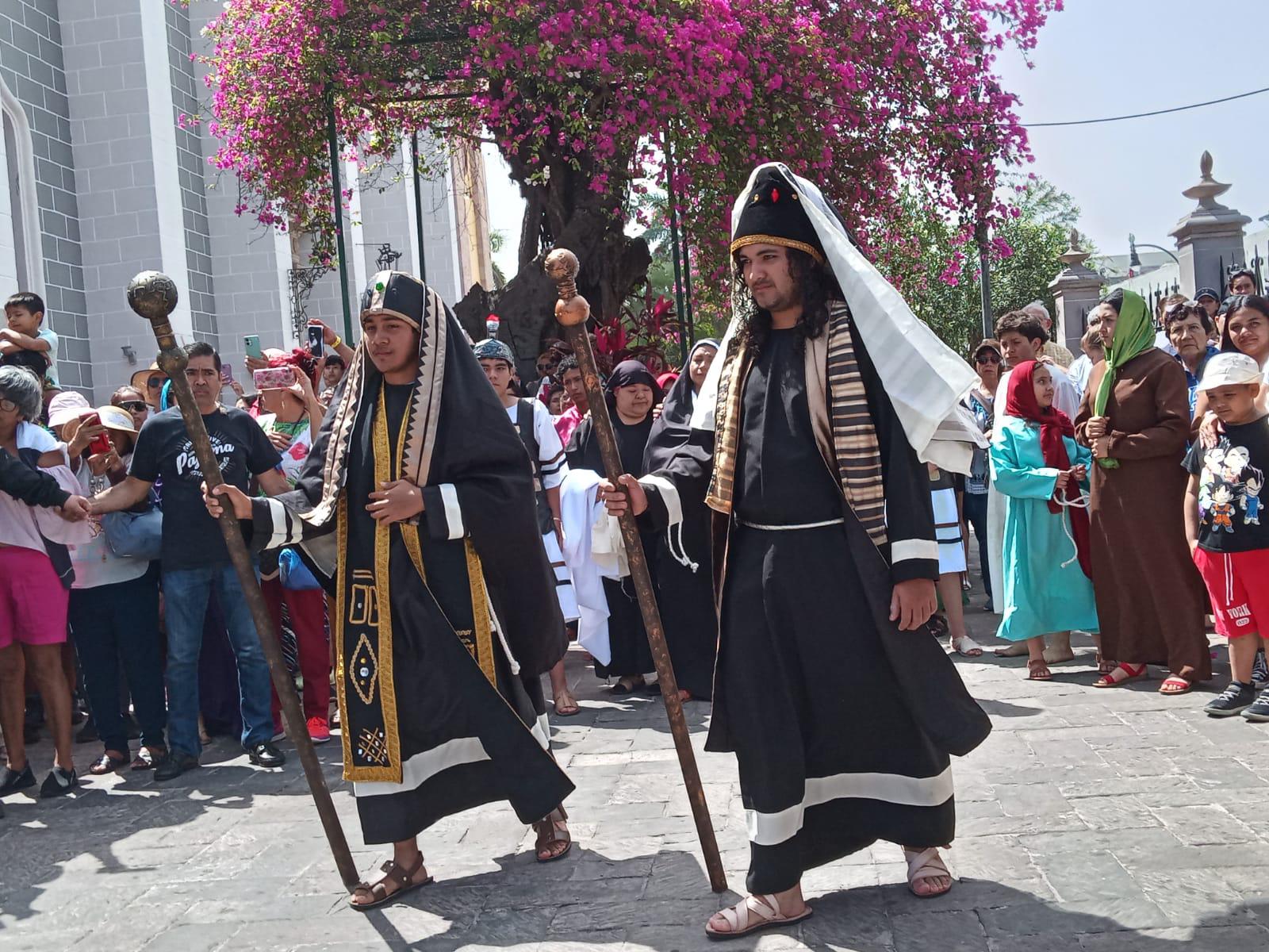 $!Realizan Viacrucis en el Atrio de la Catedral de Mazatlán