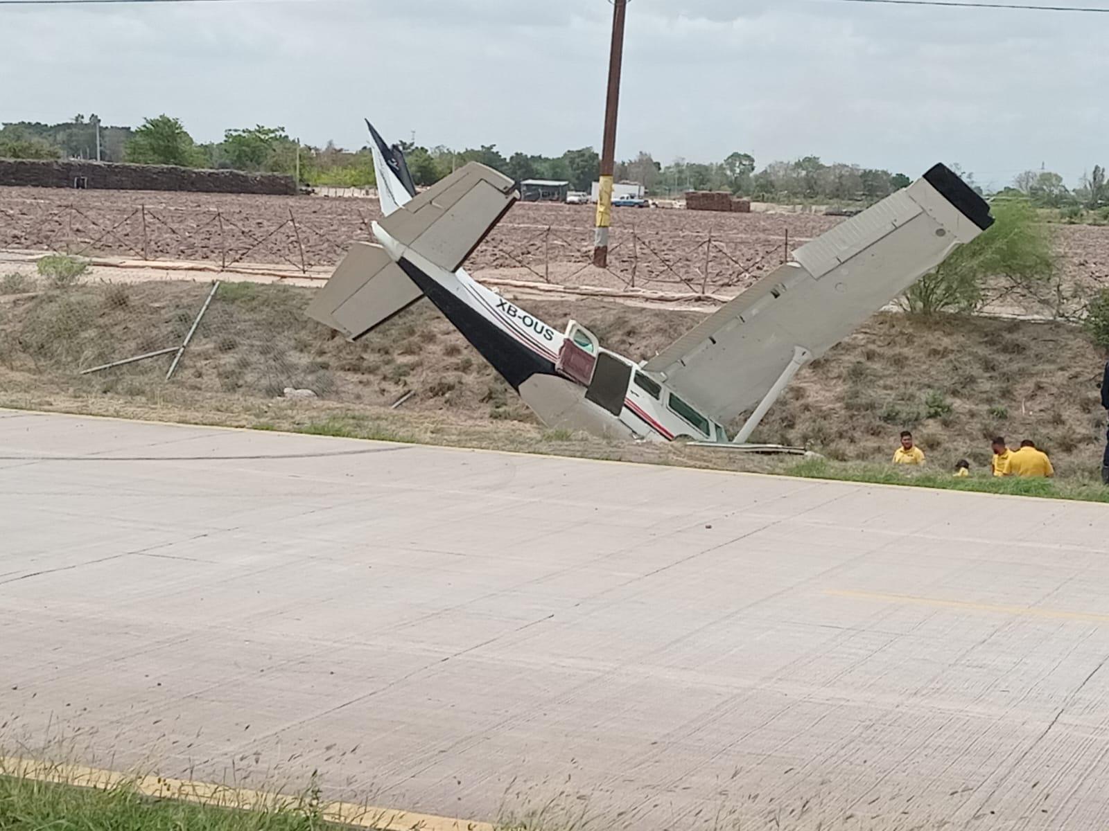 $!Se desploma avioneta y cae a dren en Villa Juárez, Navolato