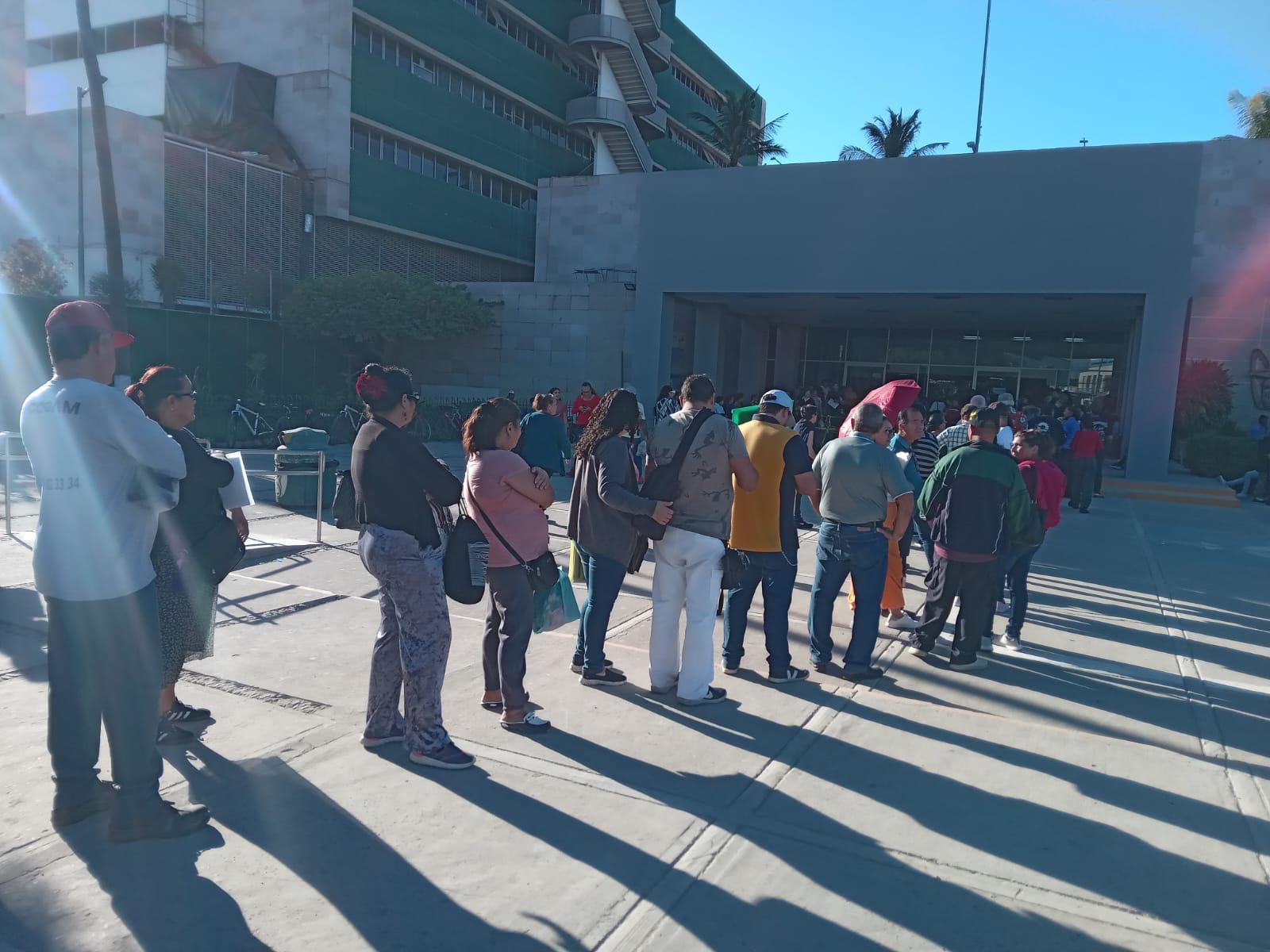 $!Manifiestan derechohabientes inconformidad por esperar horas para hacer cita en el IMSS, en Mazatlán