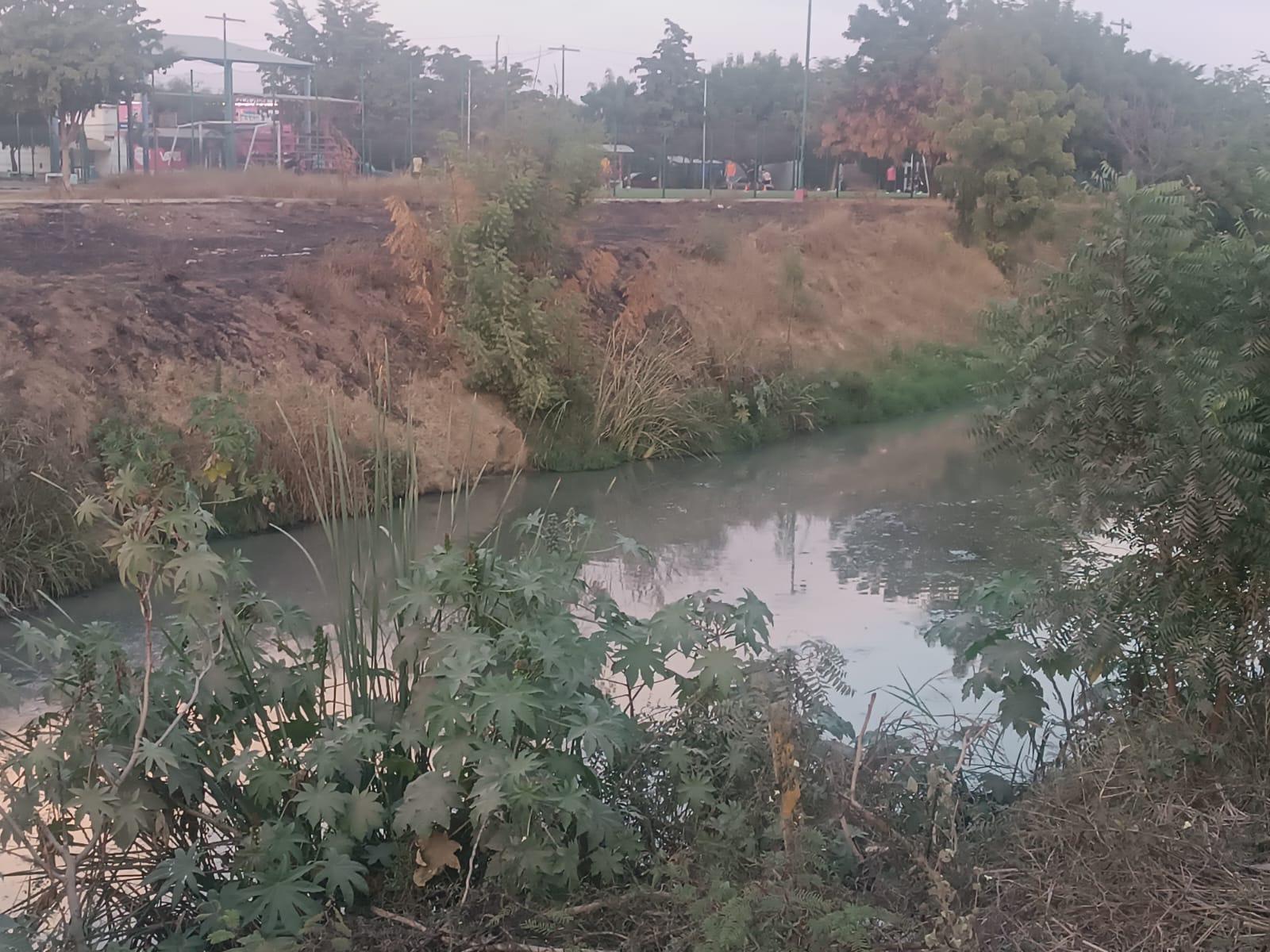 $!Infestado de drenaje y con mal olor luce el arroyo Jabalines de Mazatlán