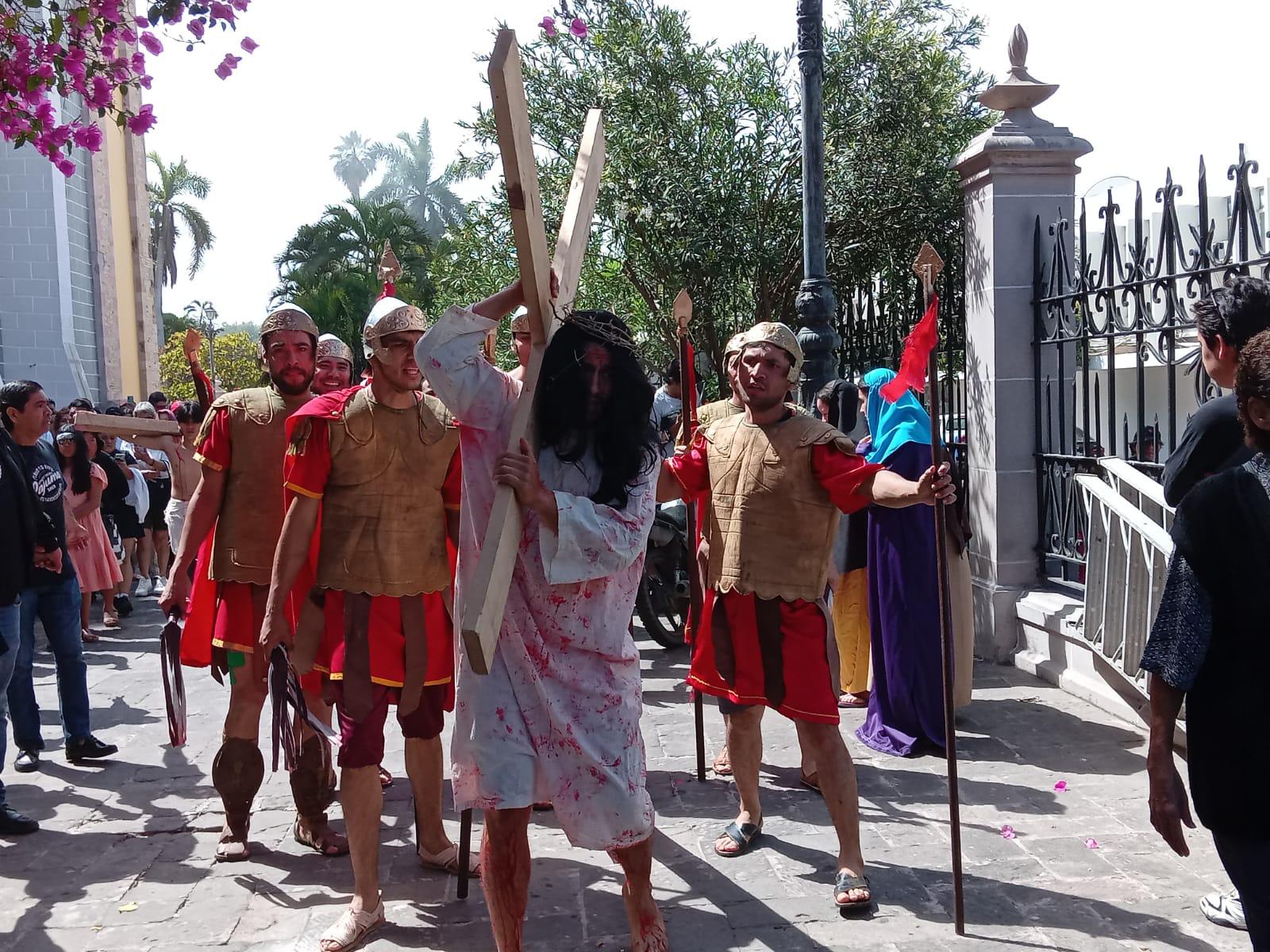 $!Realizan Viacrucis en el Atrio de la Catedral de Mazatlán