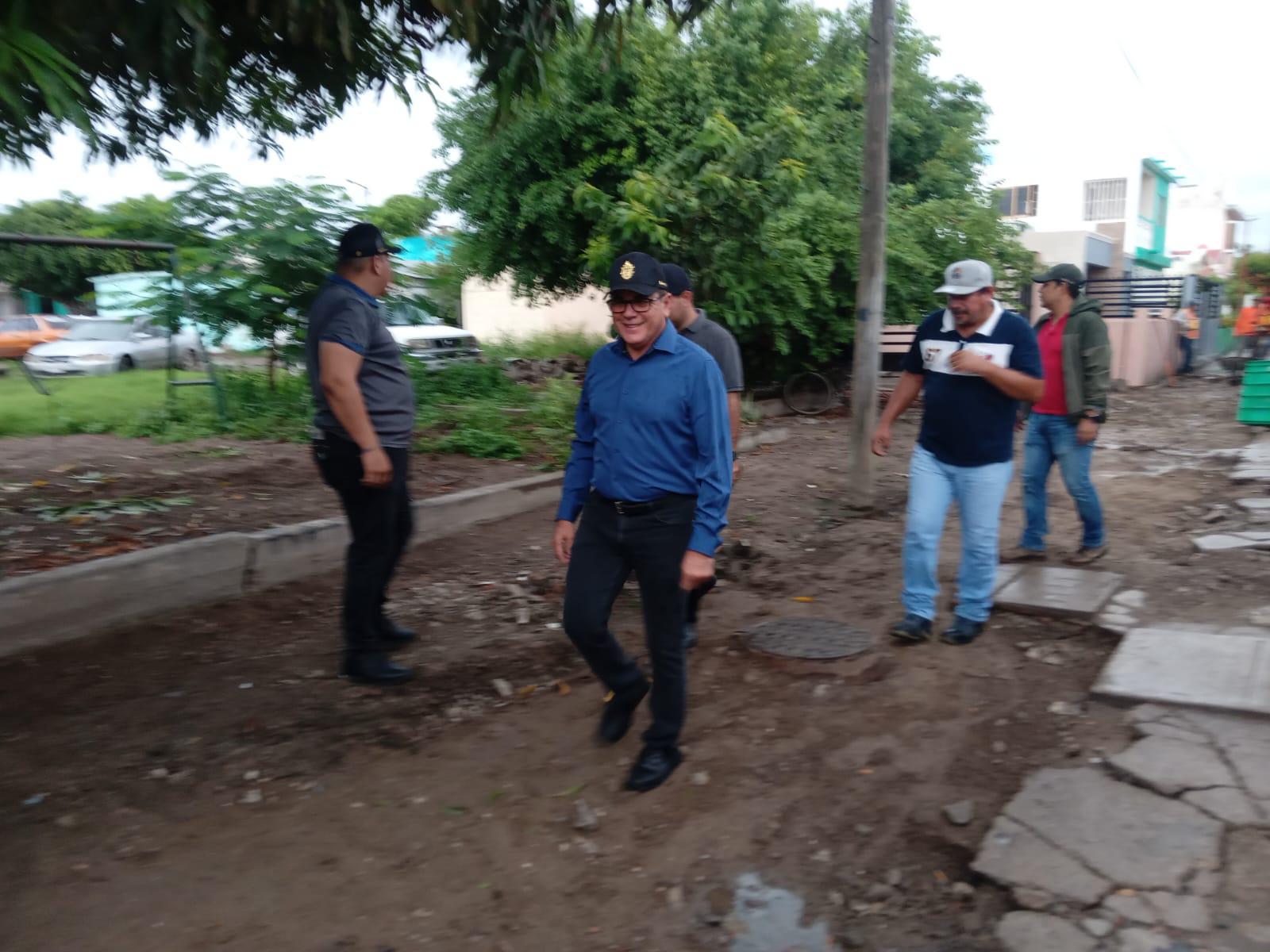 $!Supervisa Alcalde de Mazatlán rehabilitación de drenaje en callejón Gilberto Owen, donde se invierten $1.6 millones