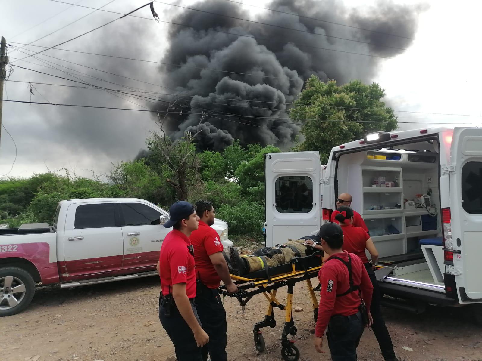 $!Fuego consume bodega de llantas cerca de Basurón en Mazatlán