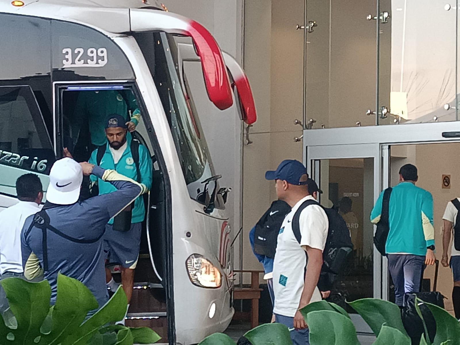 $!Entre escoltas de Guardia Nacional, el Club América arriba a Mazatlán