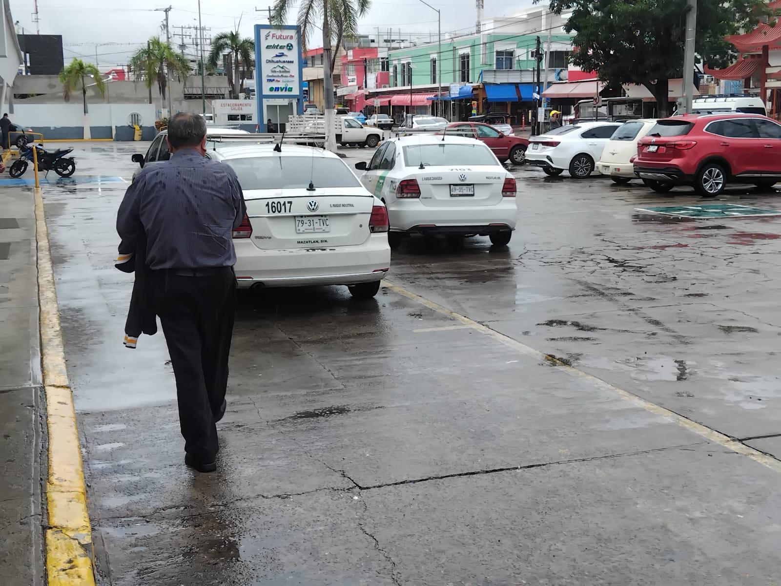 $!Lamentan pulmoneros y taxistas de Mazatlán que la falta de turismo afecte sus ganancias