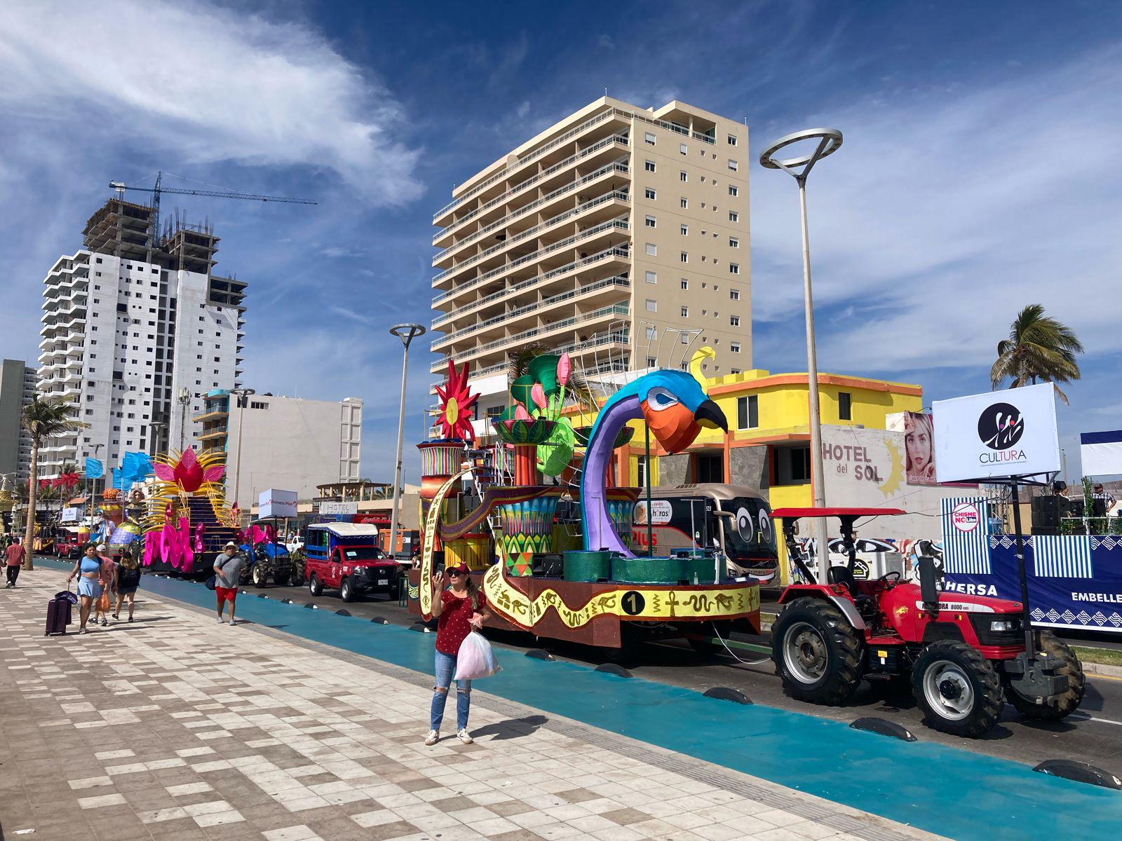 $!Inicia a las 16:00 horas el segundo desfile de Carnaval; ya esperan miles de personas en el malecón