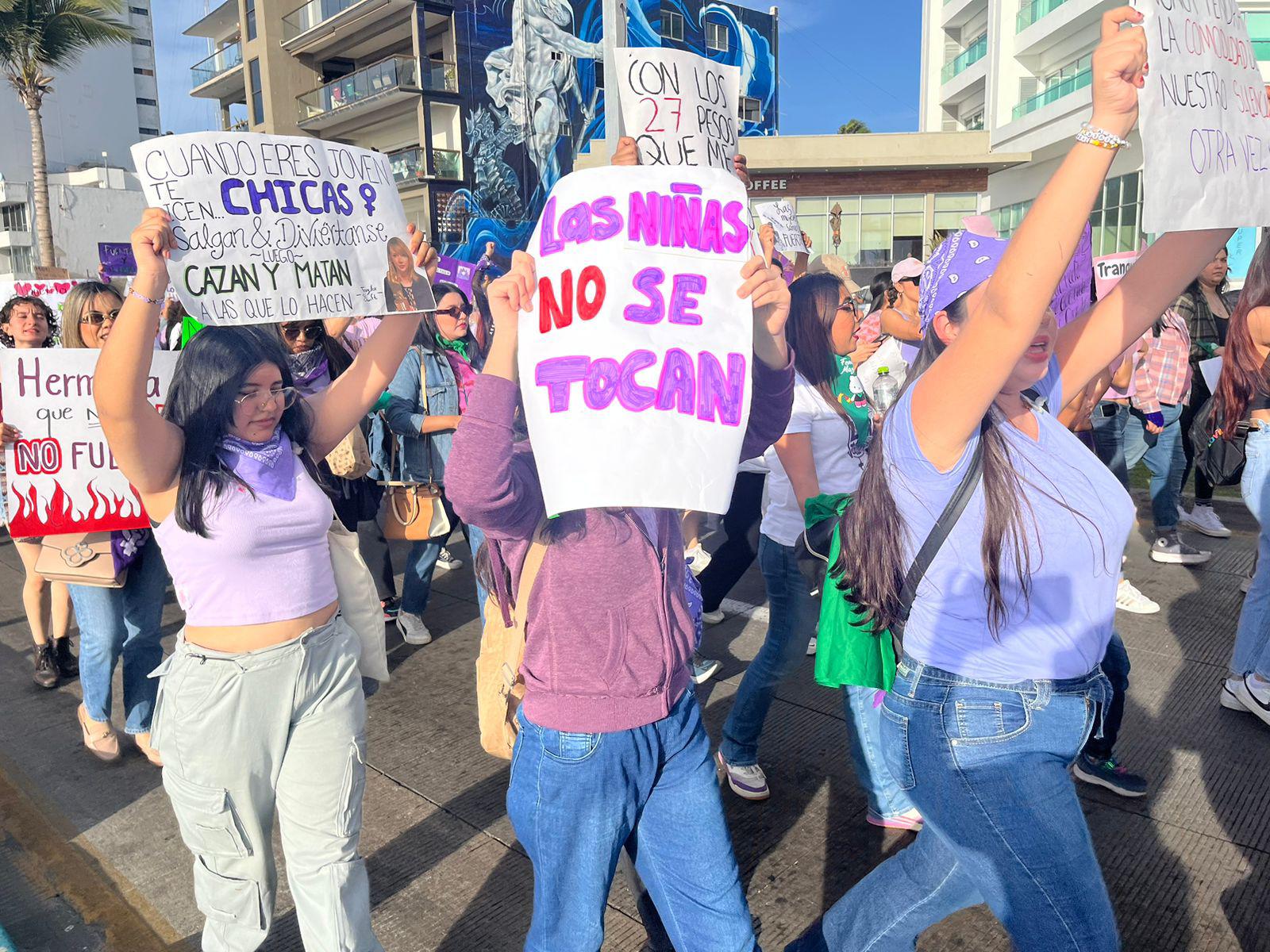 $!Mujeres en Mazatlán ‘encienden el fuego de sus voces’ en la Marcha del 8M