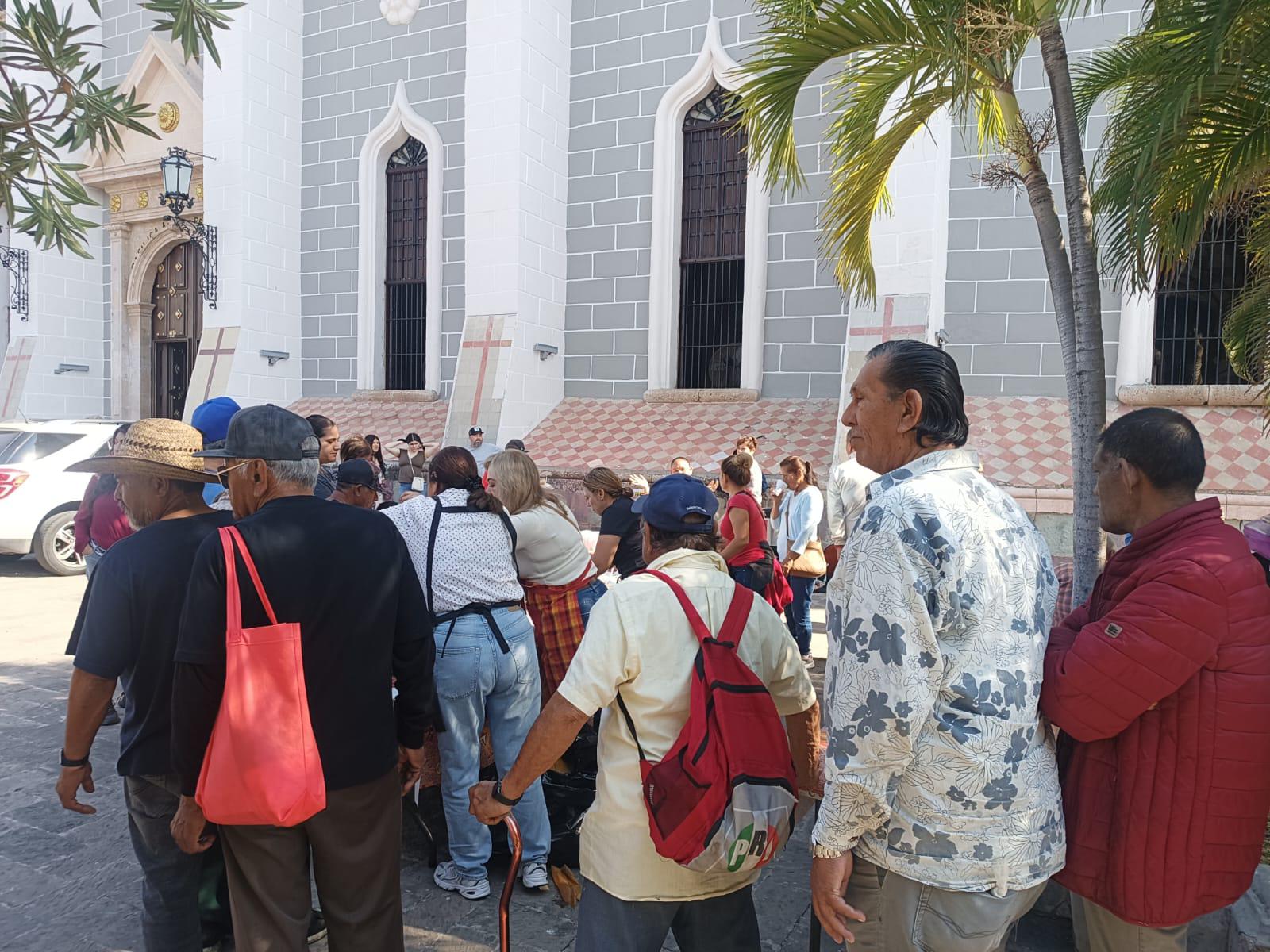 $!Brinda Comedor Comunitario en la Catedral de Mazatlán esperanza a migrantes y personas en situación de calle