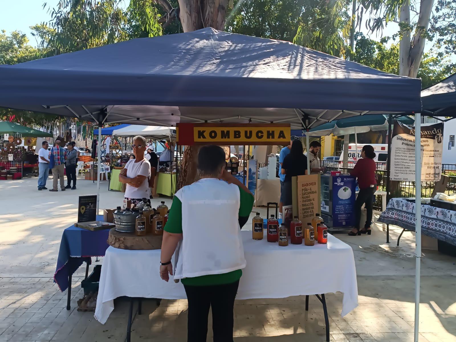 $!Disfrutan cientos de extranjeros del Mercado Orgánico de Mazatlán